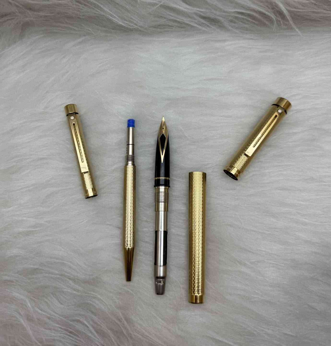 SHEAFFER ( TARGA )
سيت شيفر تاركة 
حبر و جاف 
امريكي المنشأ اصلي 
طلاء ذهب ثابت 
ريشة(سلاية) ذهب عيار 14k
نقشة مميزة و نادرة 
حجم الخط F
انتاج سنة الثمانينات 
جديد غير مستخدم 
مع العلبة اصلية و الكرنتي
للاستفسار المراسله على الواتساب او الاتصال بالرقم  *********** 
يوجد خدمة توصيل داخل بغداد و محافظات
