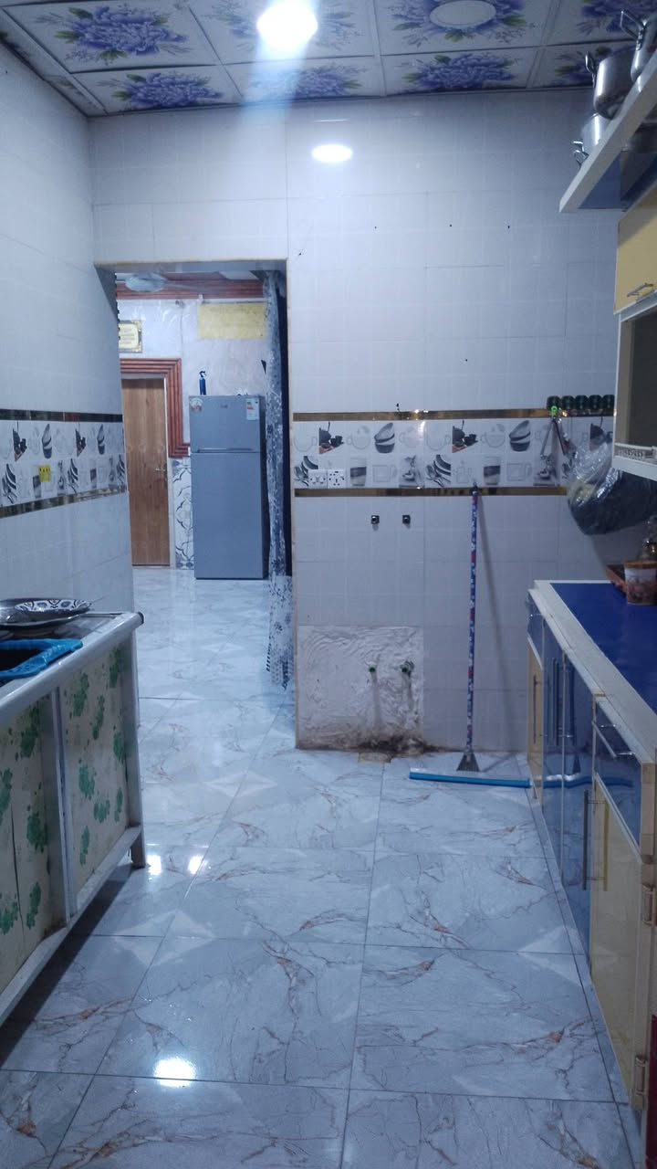 للبيع مساحه 110م وفوك مسجل بلبلديه ومرقم مشمول بلتطويب وبقرار 320يتگون من غرفتين وصاله واستقبال ومطبخ وصحيات داخله وخارجيه ومكشوفه وطارمه وبيتونه ودرج مع تشاريف وفوك مغزن ارضيه بورسلين الجدار سيراميك سقوف ثانويه البيت ديكور 
بناء ابلوك سكف عكاده شيلمان السطح مطبك فرشي العنوان شارع المطار الجديد لشارع المجاور أسواق فدك قريب علشارع السعر 36بي مجال للستفسار اتصل ***********
