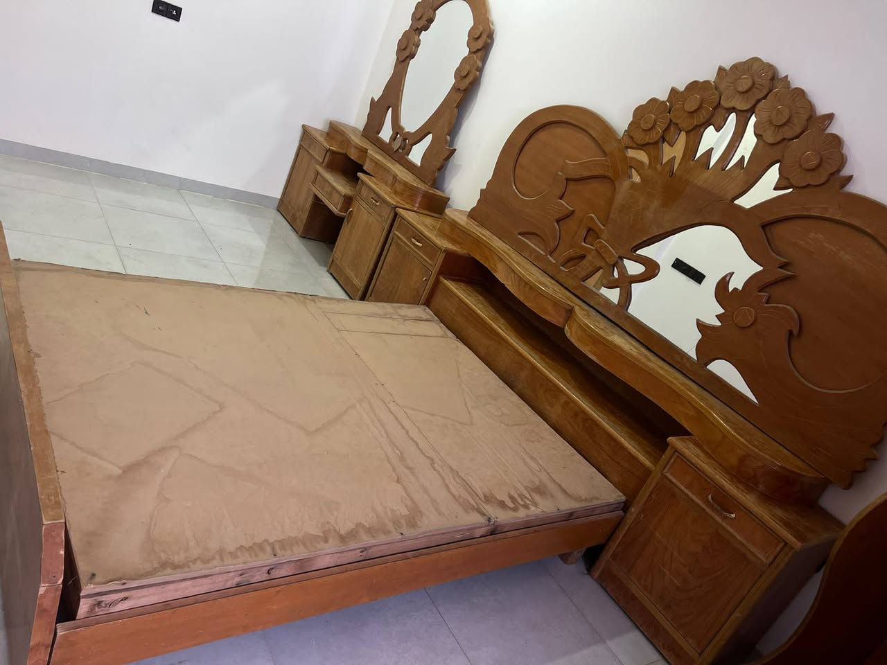 ملحقات غرفه تسگام عراقي بدون كنتور 
ڪربلاء
 ٢٥٠ وبيها مجال قليل
***********
