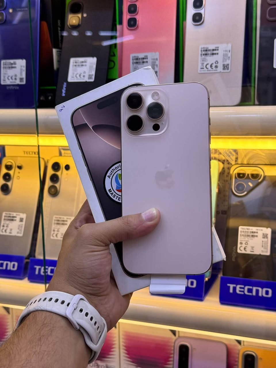 iphone 16 pro max 
بطاريه /🔋/92
نضافه /99
ذاكره /256
للاستفسار/***********
العنوان /الرمادي تاميم /شارع ام عمار / مركز اللؤلؤة للموبايل Al-lulua Mobile Center
