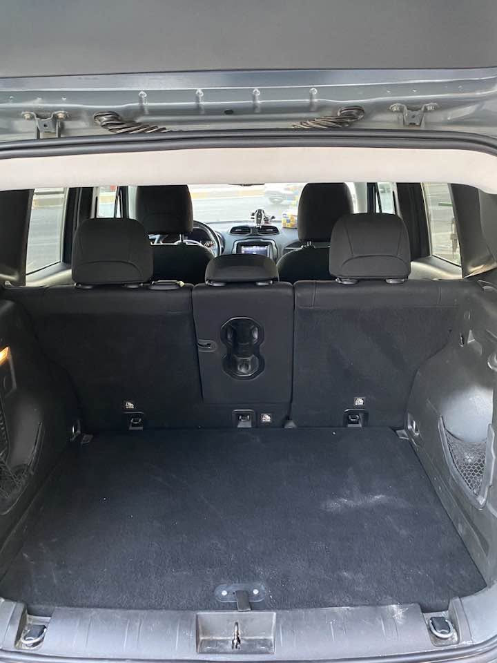 سلام عليكم 
Jeep Renegade
موديل 2018 
مكينه 2400 المرغوبه 
ممشه السياره 105000 الف Km
لون اسمنتي مميز 
رقم بغداد باسمي السياره 
حادث السياره جنطه مبدله اصليه نفس الون وهنا بالعراق انطخ الجاملغ الامامي وصبغته نص 
السياره بدون اي دواخل 
مواصفات 
بصمه   بصمه ابواب  تشغيل عن بعد 
مثبت سرعه 
شاشه كبيره 
كامره 
قماره كشف 
كشنات مخمل
تخم تايرات جديد مصار اسبوع من شادهن
السياره كلش حلوه ونظيفه ومناقصها اي شي 
مكان السياره بغداد شارع فلسطين 
سياره رايدها 108 $ وبيها مجال 
***********

