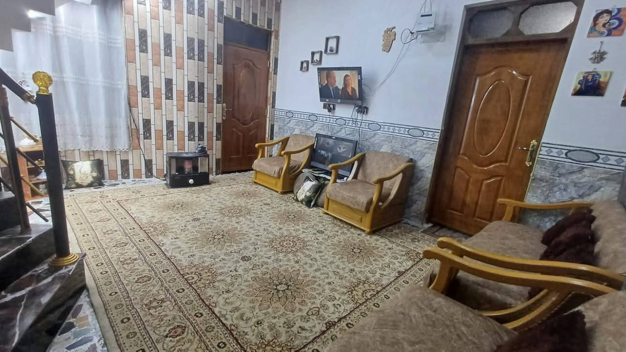 سلام عليكم بيت للبيع في الفلوجه الشهداء قرب جامع المرسلين المساحه 125 واجهة 10 ونزال 12 ونص صاير بطحي يحتوي علا اربع غرف نوم وصالتين وستغبال ومطبخ حار وبارد وكراج بيت خير من الله بيت جاهز من كلشي 
طابو صرف سند بسم شخص واحد تحويل مباشر ركن 
علا شارعين تبليط خدمات كامله مي كهربه تبليط مجاري السعر 140 وبي مجال للشراي للستفسار 
(***********)(‏‪***********‬‏)
