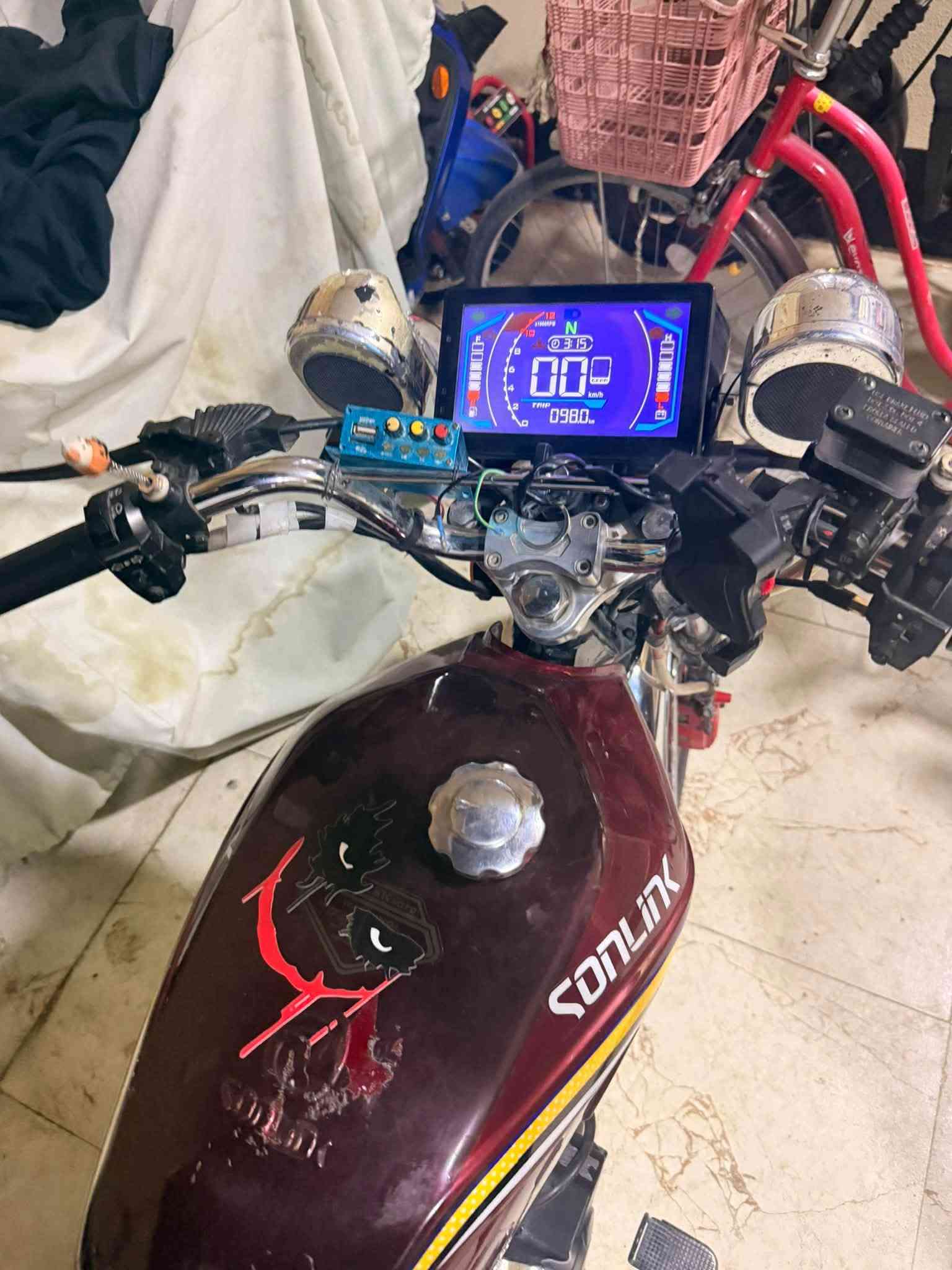 سيفان سونك موديل 25 محرك 200 جديده الدراجه شاشا شغاله كل نقص مابيه 
عنواني ديالى 
سعر 850 
***********
