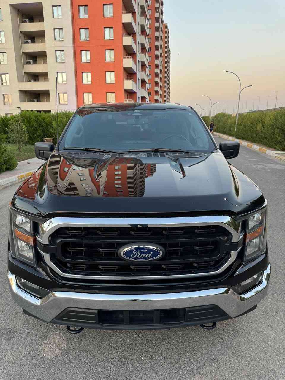 🔥 للبيع: فورد F-150 موديل 2023 - بحالة ممتازة وقفة هيبة 🔥
📌 التفاصيل العامة:
النوع: فورد اف 150 (Ford F-150)  
الموديل: 2023
اللون: أسود ملكي  
نوع الكابينة: غمارتين (SuperCrew)  
نظام الدفع: 4x4 (دفع رباعي)  
🛠️ حالة البودي والضمان:
الحادث: تبديل (باب + جاملخ) بلادي نفس اللون بدون صبغ.
الدواخل: مكفولة 100% (بدون دواخل أو تعديل بالمقصورة).
الأيرباك: سليمة بالكامل بشرط الفحص (بدون أيرباك طاق).
الجاهزية: السيارة جاهزة من كل شيء، محرك وقير وبودي بحالة ممتازة جداً.  
✨ المواصفات والكماليات:
حزمة الكروم الخارجية (شبك أمامي ودعاميات كروم).  
ويل ألمنيوم بلادي + كشافات ضباب وحوامل سحب أمامية.  
شاشة لمس تعمل بنظام SYNC 4 مع دعم Apple CarPlay و Android Auto.
كاميرا خلفية، حساسات توقف، ومثبت سرعة.
وضعيات قيادة متعددة للمدينة والطرق الوعرة.
💰 السعر المطلوب: 270 ورقة ($27,000)
📍 الموقع: [اربيل]
📞 للتواصل والاستفسار: [‎***********] يتوفر واتساب
