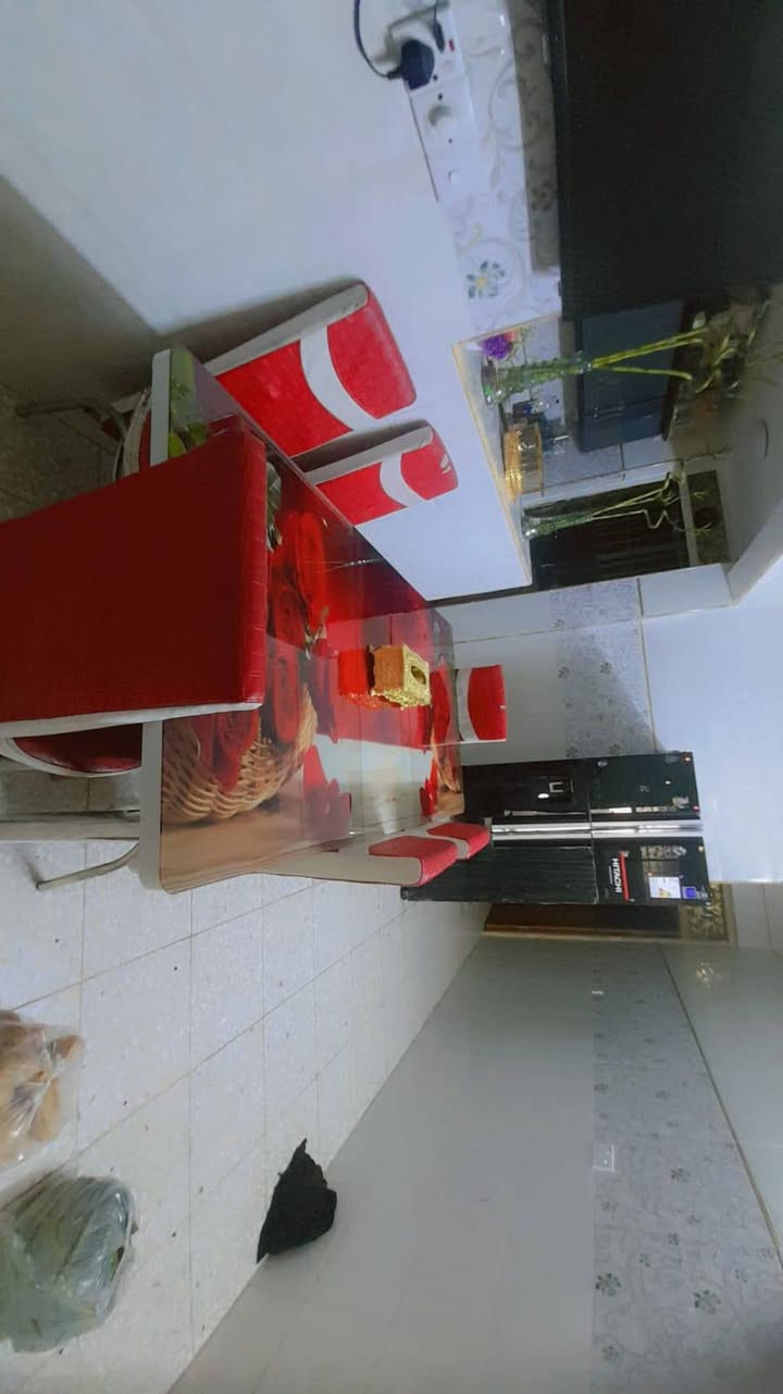ميز الطعام مع 6كراسي نضيف السعر 75الاتصال على الرقم ***********
