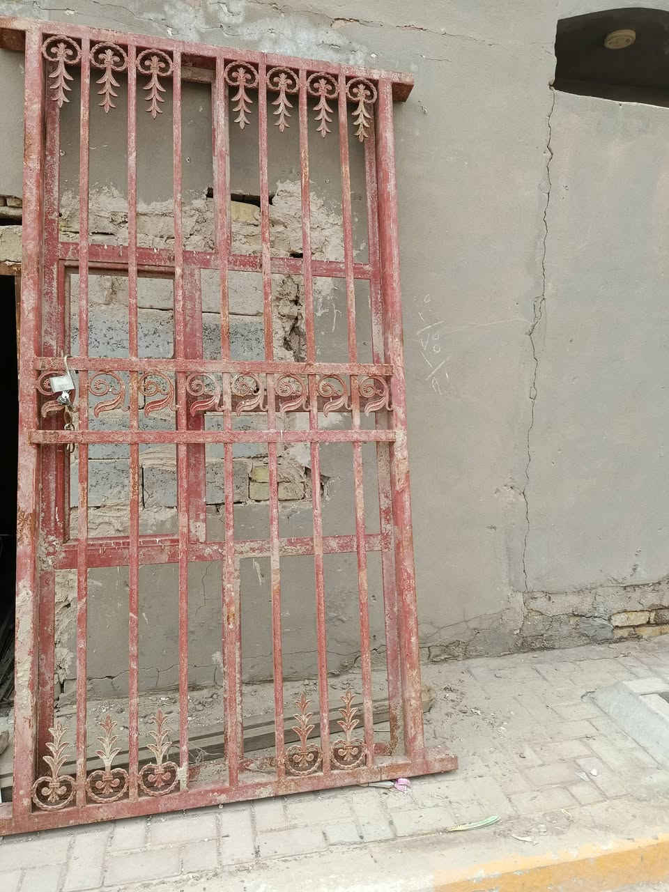 بيبان خشب • شباك ٢٫٥م×١٫٢٥م • باب دفتري ٣م