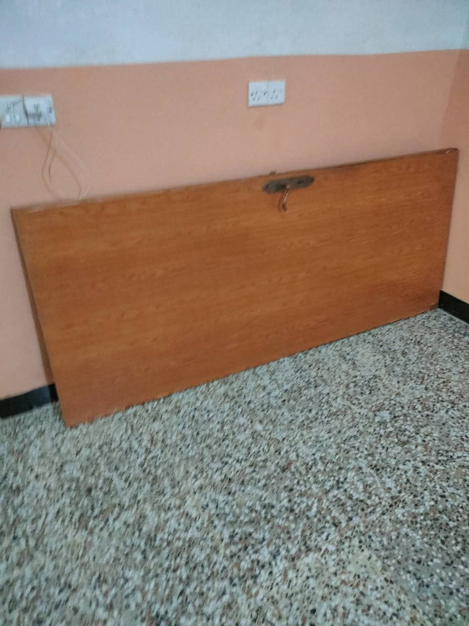 باب صاج مقلف وجاهز اخو جديد ارتفاع 2متر و12 سنتيم والعرض 90 سنتيم سعر 60 الف جسر ديالى القديم شارع المصرف دفافعه ***********
