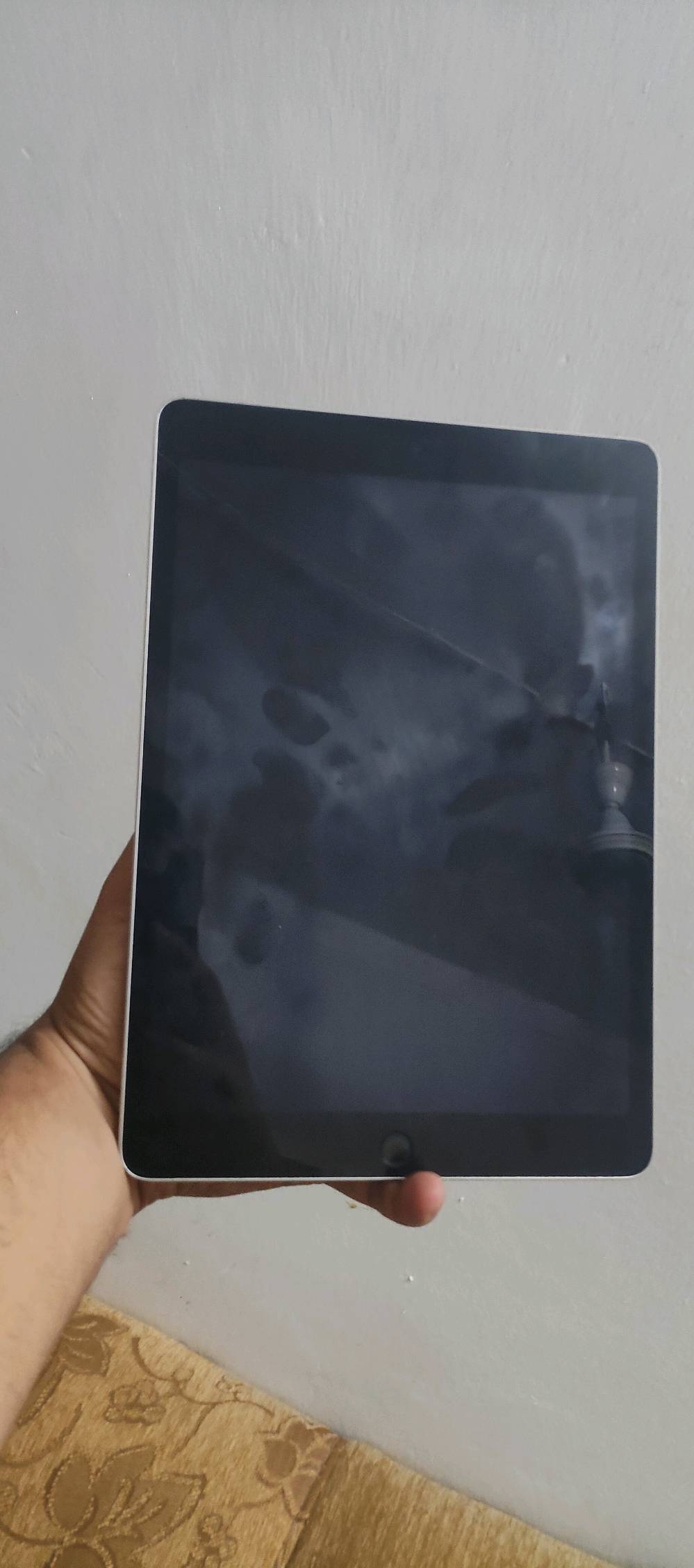 ايباد9 ذاكرة64 بطارية ممفحوصة  بس متصرف  شحن   جهاز ما مفتوح وما مصلح  ونضيف بدون ملحقات ما ويا اي شي فقط جهاز للبيع سعرة200 مكاني كربلاء ***********