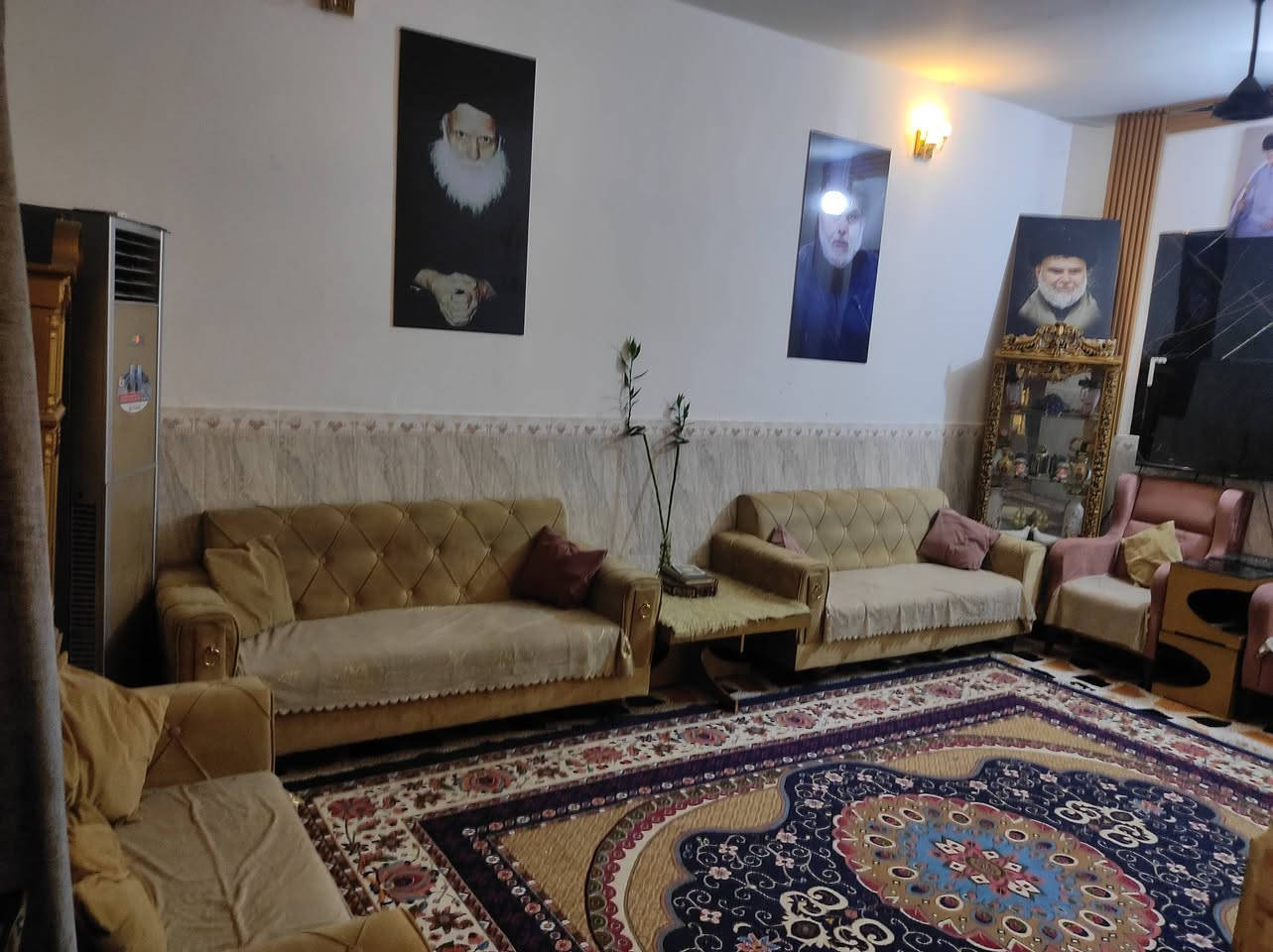 السلام عليكم دار طابو صرف المساحه 200 متر بداية العراضات قرب الاربع سايدات مقابل مركز الجوادين بناء 2016
يتكون البناء كراج سيارة حديقه مناور عدد 2 غرفتين مطبخ استقبال صاله طابق اول وصاله طابق ثاني صحيات عدد2 خارجيه وداخليه للاستفسار  رقم صاحب الدار أو متواجد عل فيس
***********
