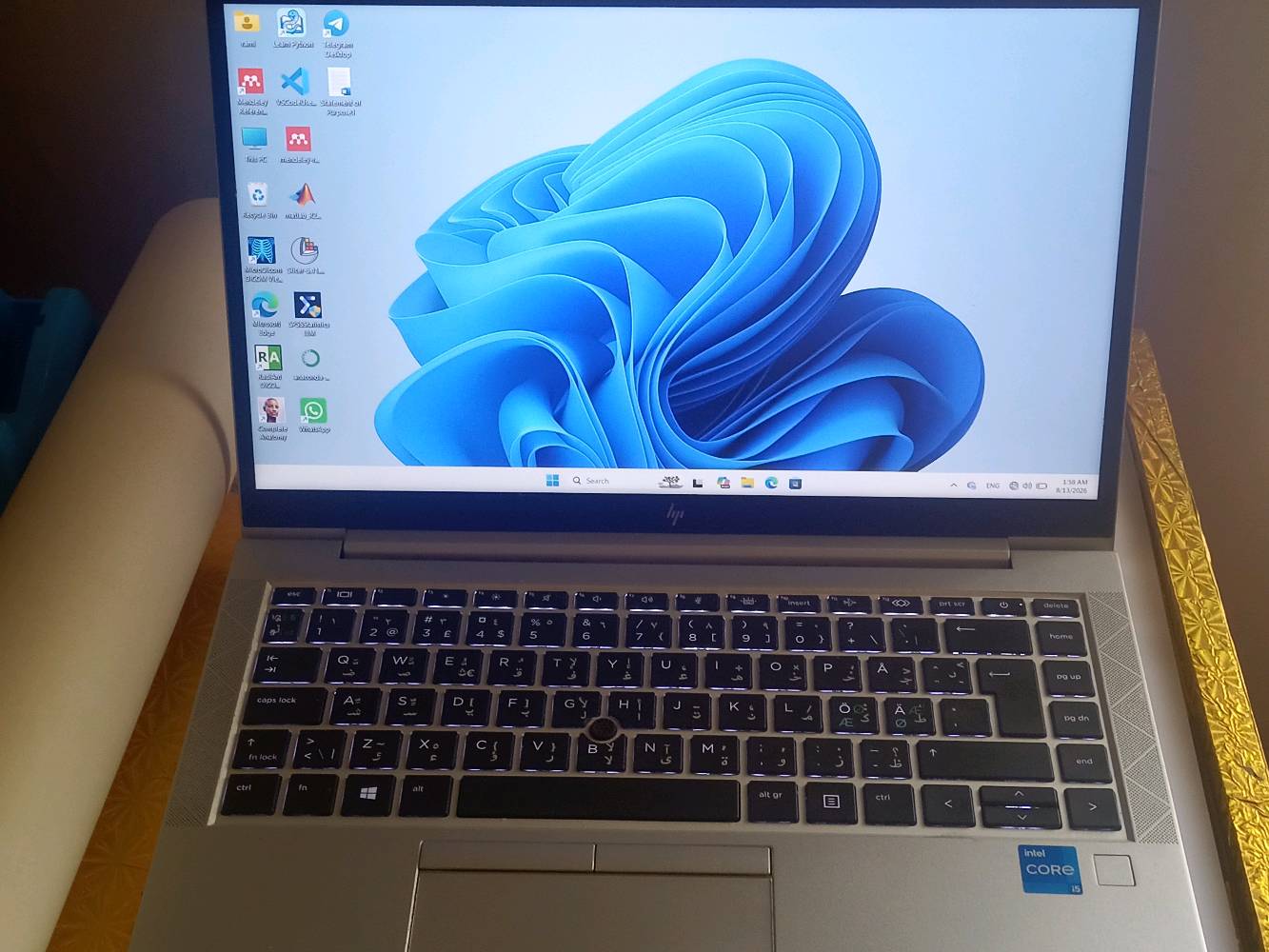💻 للبيع لابتوب HP EliteBook 840 G8 – بحالة الوكالة (نظافة 99%) 💻
السلام عليكم.. معروض للبيع لابتوب راقي جداً من فئة رجال الأعمال والمحترفين (Business Class)، الجهاز مستعمل قليل جداً وبحالة ممتازة للغاية، نسبة النظافة 99% ومحافظ عليه بشكل تام (بدون أي شخوط أو عيوب). الجهاز مثالي للمهندسين، المبرمجين، الطلاب، وأصحاب الشركات الذين يبحثون عن الأداء العالي والمتانة.

⚙️ المواصفات:
- المعالج (Processor): جيل حادي عشر متطور من نوع Intel Core i5-1135G7 بسرعة أساسية 2.40 GHz وتصل إلى 2.42 GHz. يوفر كفاءة عالية وسرعة فائقة في معالجة البيانات والبرامج الضخمة.
- الذاكرة العشوائية (RAM): بسعة 16 GB. تضمن لك سلاسة تامة في التنقل بين البرامج وتشغيل مهام متعددة بنفس الوقت بدون أي بطء أو تعليق.
- ذاكرة التخزين (Storage): هارد فائق السرعة بسعة 512 GB SSD. يمنحك مساحة ممتازة لحفظ ملفاتك، مع سرعة إقلاع وتشغيل للنظام والبرامج خلال ثوانٍ معدودة.
- كرت الشاشة (Graphics): Intel Iris Xe Graphics بذاكرة مخصصة تبلغ 128 MB VRAM (ويأخذ بشكل تلقائي من الرام عند الحاجة لرفع الأداء). كرت مدمج ذكي وقوي، قادر على تشغيل برامج التصميم والمونتاج، وممتاز للمهام الرسومية والألعاب المتوسطة بكفاءة عالية.
* النظام: يعمل بنظام ويندوز 11 الأصلي المستقر، ومعرّف بالكامل وجاهز للاستخدام مباشرة.

✨ تفاصيل مهمة:

   1. حالة شبه جديدة: الجهاز نظيف جداً وكأنه خارج من الكارتون، ومحافظ على كامل رونقه ونظافته الخارجية والداخلية.
   2. متانة السلسلة: فئة الـ EliteBook معروفة عالمياً بهيكلها المعدني القوي المصنوع من الألمنيوم وخفة وزنها، مع عمر بطارية طويل يتحمل ساعات العمل الطويلة.
   3. أداء معاصر: مواصفات حديثة تلبي كافة متطلبات العمل والدراسة الحديثة لسنوات قادمة.

- ملاحظة للمصداقية: الجهاز تم شراؤه جديداً قبل فترة قصيرة جداً وبسعر 750 ألف دينار، والبيع الآن بداعي الحاجة السريعة وتم كسر السعر بشكل كبير جداً قياساً بنظافته ومواصفاته الحديثة.
- السعر المطلوب: 450 ألف دينار عراقي (السعر ثابت نهائي غير قابل للتفاوض).
- للتواصل والاستفسار (واتساب): ***********