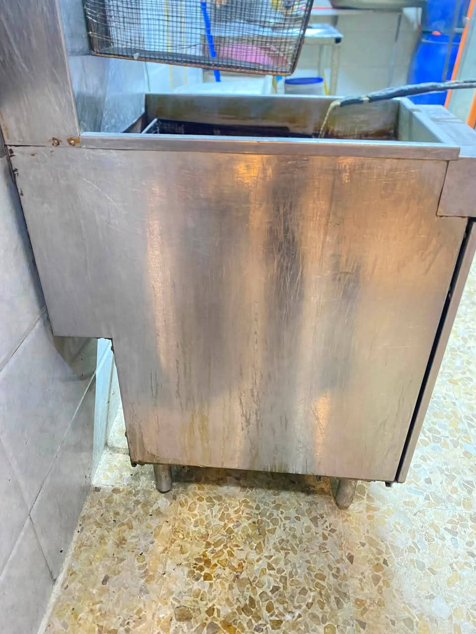 يا الله قيله كرسبي اربع مدافع  حساس امريكي كله شغال علا اليدي  مكان بغداد مدينه الصدر سعر 400وبيها مجال الشراي قلل ***********
