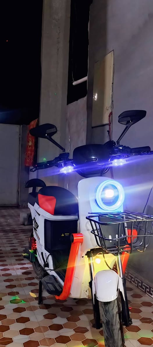 للبيع دراجه R9
1/موديل 2025
2/لايت عالي نصاي زنون 
3/سماعه مع التشغيل 🎧
4/تحتوي على 5بطاريات جدد 
5/الدراجه جديده اخذتها 
6/مستخدمه 5ايام فقط 
7/عنوان الدراجه ديالى شهربان 
8/للتواصل ع رقم /***********

نص مكتوب في الصور:
- R9