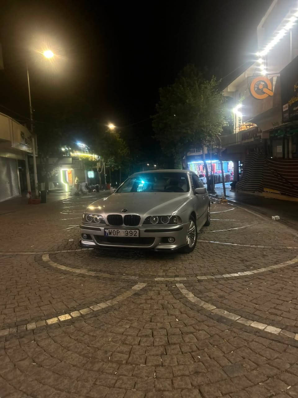 سەلام  bmw 528 بیلاد سەلارەکە زۆر جوانە
پشتوو پێشی Mمەنەفێستوو پاکانەی لەگەڵە 
گەر موشتەری تەلەفۆن بکە 
***********
