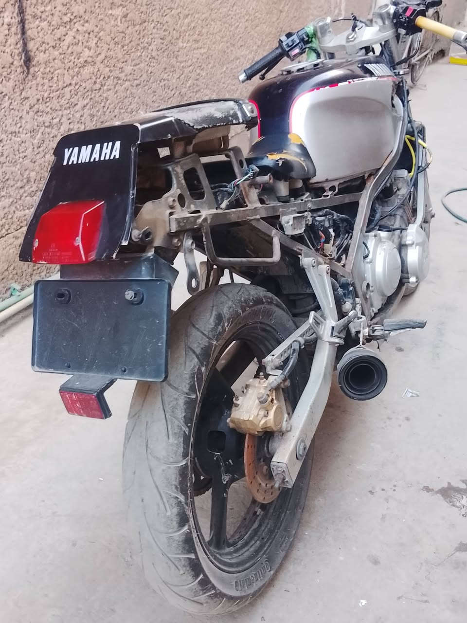 الاسم:Yamaha FZR 0 (جيل الـ Genesis).
بيها اوراق دراجه تشتغل ومرات اله دفعه تشتغل بيها خربطه بل كابريترات ابيع كوم حديد طافي ريدها ب٤٥٠ وبيها مجال 
مكان حي اور ***********
