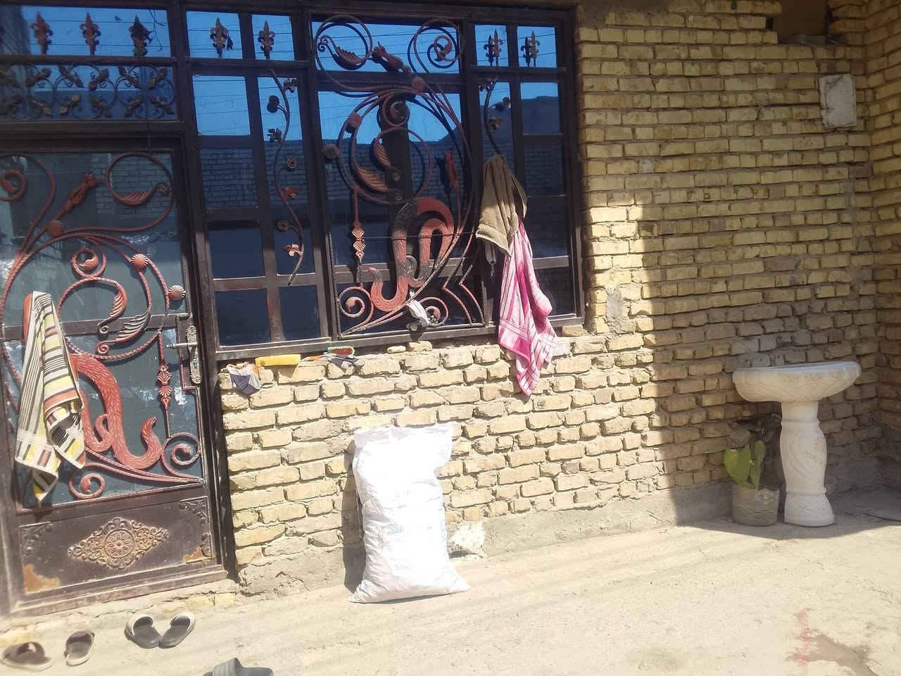 بيت للبيع طابو صرف 🏫
مساحه 150 متر 

متكون من طابقين 
طابق الاول 
غرفتين نوم  و صاله و حمام و منور داخل الحمام
و صاله و منور 2
الاستقبال و مطبخ 

طابق الثاني 
غرفتين نوم و حمام و صاله 

الاستفسار خاص 

بغداد جسر ديالى القديم نهايه شارع المصرف 

واتساب ***********
