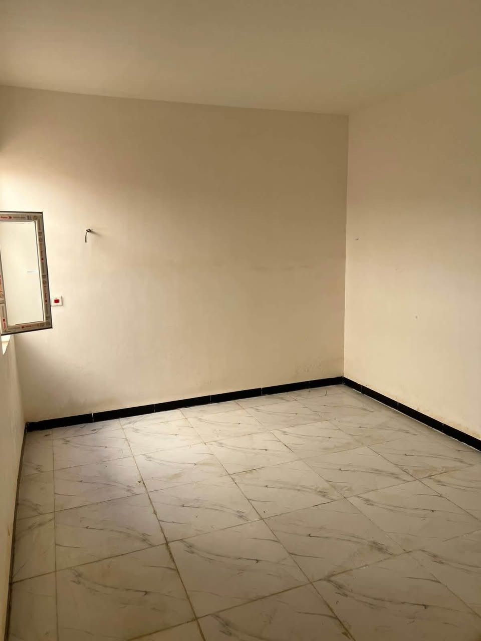 بيت للبيع مساحه ١٥٠م في مجمع سفير الحسين السكني جاهز للسكن  الموقع على شارعين واصل 64م باقي 51م وتطلوعة مناسبة للتواصل ***********
