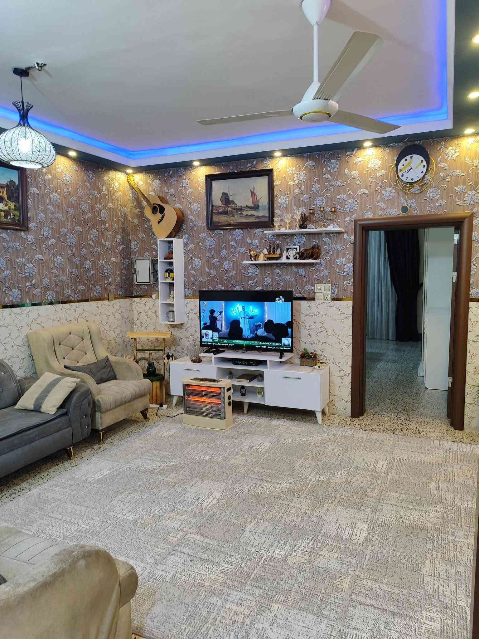 سلام عليكم بيت مساحة ٢٨٧ واقع حال طابقين 
زائد مشتمل معزول عن البيت غرفتين وصاله ومطبخ واستقبال وحمام عدد٤ ومناور عدد ٢ والطابق الثاني غرفتين وصاله زائد المشتمل يحتوي على غرفة وصاله ومطبخ بارد وحمام وبلكونة بناء درجة اولى الاتصال على صاحب الدار *********** / منطقة اللمحانية خلف مسبح الرافدين زراعي سند ٢٥
وخط آسيا *********** الارقام تحتوي على وأت ساب...  
ملاحظة... مع الاثاث كامل كاونتر مطبخ ايطالي درجة اولى سبالت عدد ٥ بلازما عدد ٣ ميز طعام 
تخم قنفات مع المفروشات باترينا عدد ١  ثلاجة هيتاشي جديدة غرفة ثلاجة نوم غرفة اطفال كاملة.. السعر على الخاص
