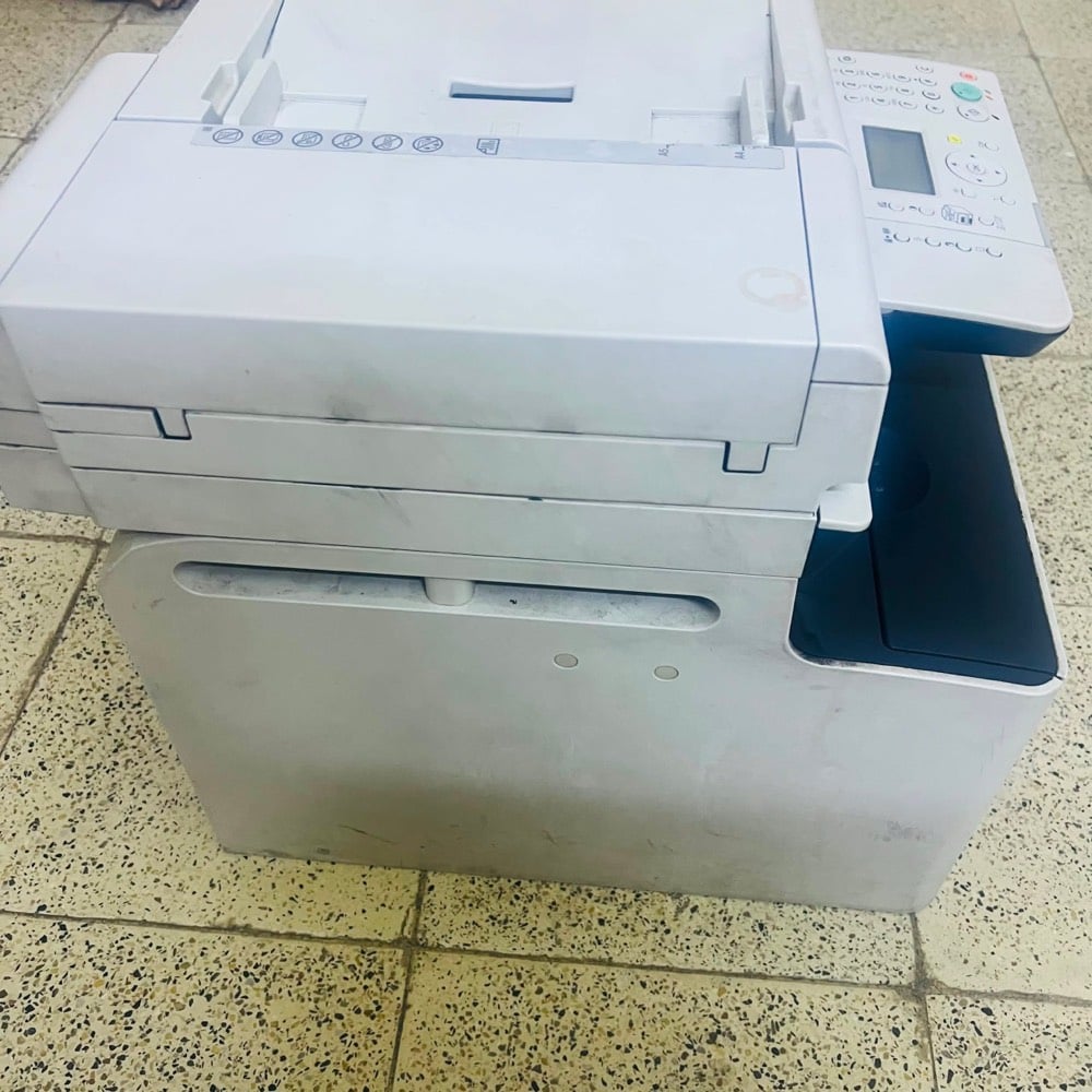 السلام عليكم 
طابعة كانونi-SENSYS MF8450    canon
طابعة ليزرية باودر نظيفة كلش وما مستخدمها متروكة من زمان تحتاج فقط ميكانيك بسيط وحبر قليل
اقتصادية جدًا ونظيفة حيل حيل
وين موقعك بالعراق حتى المشتري يعرف يجي يستلمها أو يشحنها؟: 
كركوك وتوصيل موجود
شلون حالتها بالشغل هسه: تطبع/تنسخ/تسكن طبيعي لو فعلاً تحتاج تصليح ميكانيك قبل الاستخدام؟: 
لا تحتاج ميكانيك بسيط
الحبر/الباودر شكد بيها حالياً؟ وياها التونر الأصلي لو تحتاج تبديل قريب؟: 
قليل
وياها كل الملحقات لو بس الجهاز؟ يعني سلك الكهرباء، USB، والدرج/الملحقات كاملة لو أكو شي ناقص؟: 
سلك الكهرباء