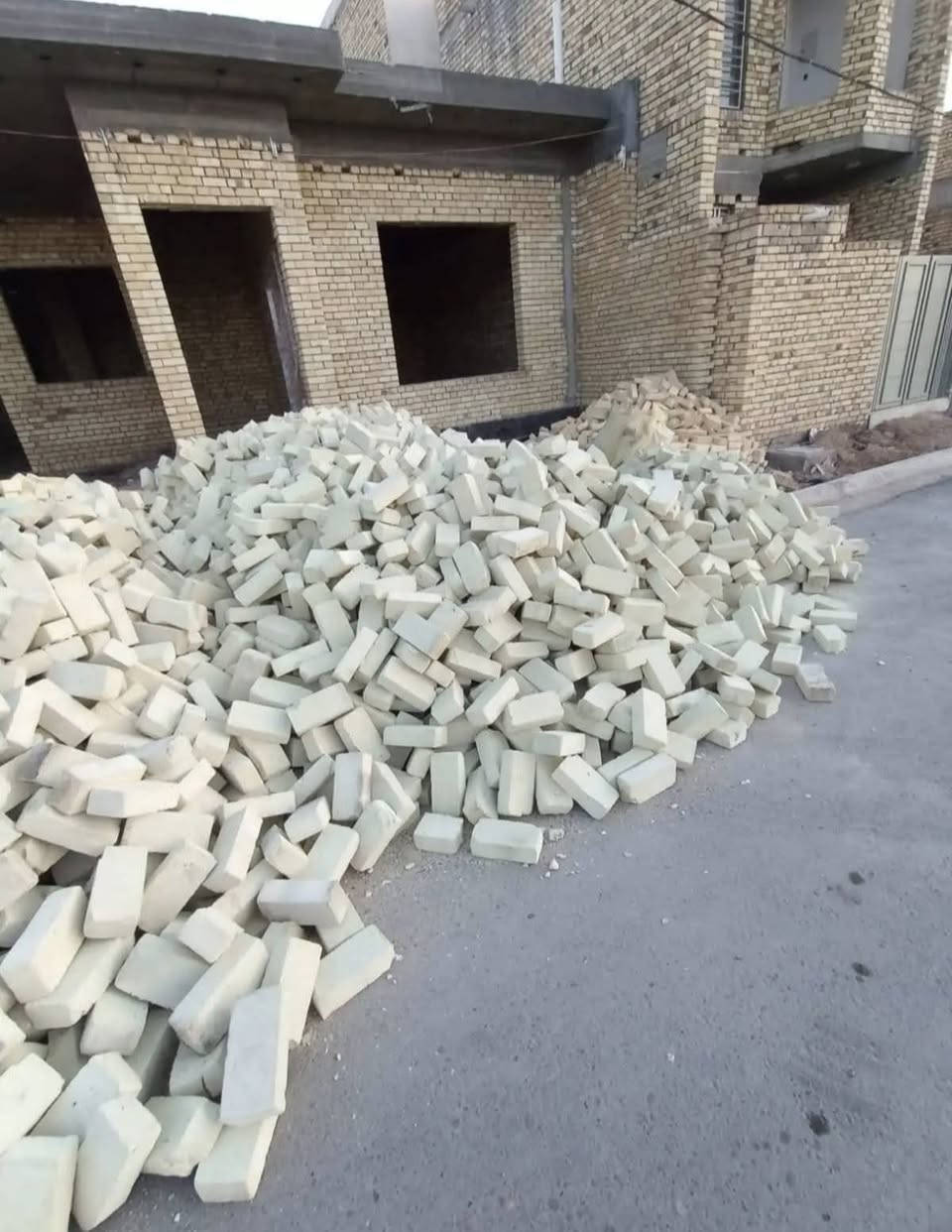 طابوق درجه اولى  
طابوق درجه ثانيه 
حسب الطلب موجود تك ٤٠٠٠ طابوكه 
سكس ٨٠٠٠ طابوكه لحمل قابل لزياده 
طابوق ركن وقوه وعدد مضبوط 
توصيل جميع مناطق البصره  والعماره 
واتساب او تصال  ***********  /*********** عمارة, ميسان
