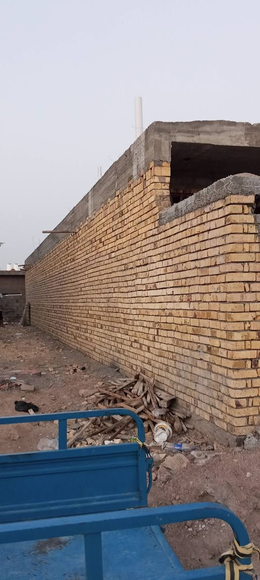 السلام عليكم بيت بحي الجوادين شارع النفط بيت مساحته 120 واجيه 5نزاله24 يتكون من غرفه نوم5*5 حمام داخلي  منور صاله7ونص وعرض خمسه ستقبال 6*4كراج 3*3 كامل مجاري رضيه صب سكف صب  الاتصال على الرقم *********** قريب على الشارع 200متر بدايه شارع النفط سواق ام البنين

