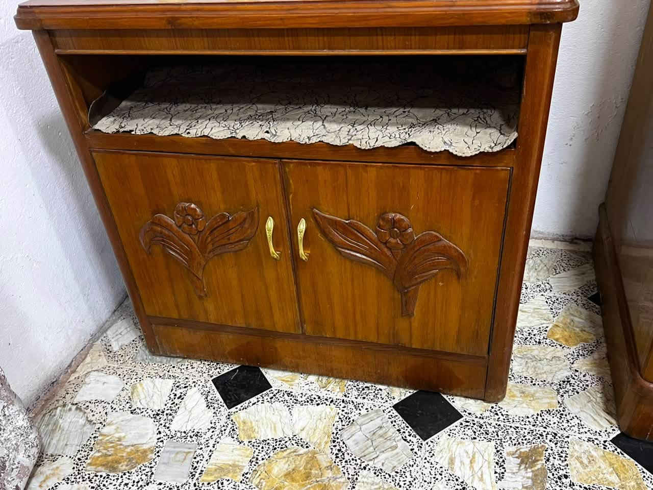 غرفه اخشاب • تكمه • نظيفه