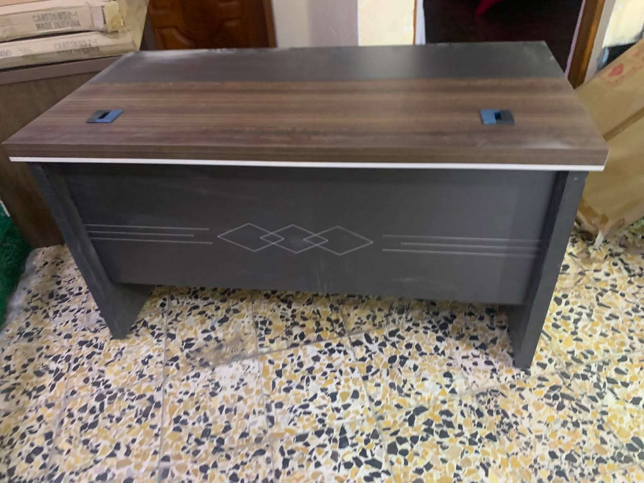 ميز مكتبي قياس 140 نوعيه جيده جدا تجي وتشوف بعينك كامل مع الملحق تريد منصوب او بكارتونه موجود السعر 160 الف استفسار ***********
