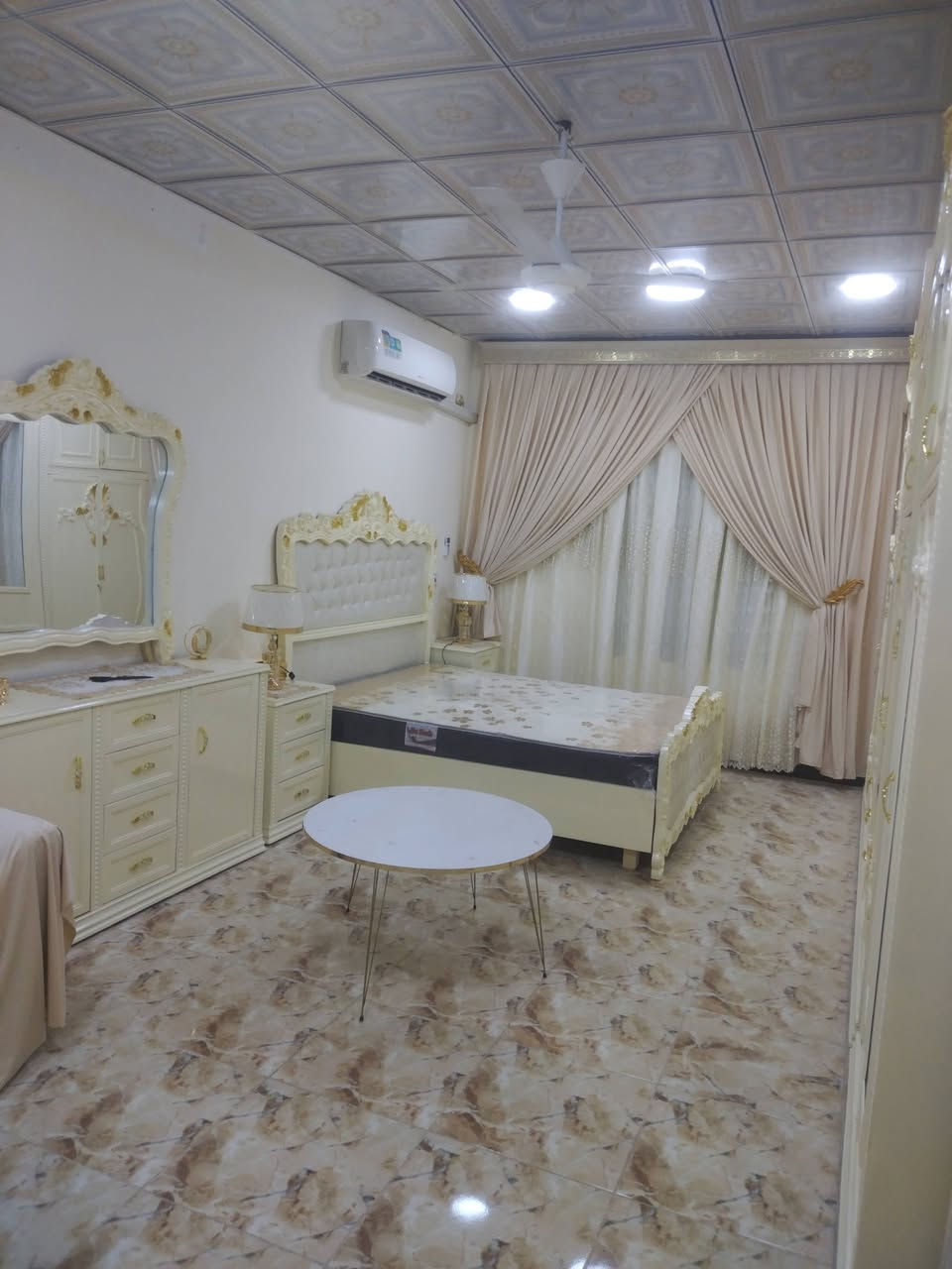 من رخصة الادمن غرفة عراقي تصميم تركي للبيع كما موضحة في الصور. الشعر مليونين ونصف .للاستفسار على الرقم التالي ***********
