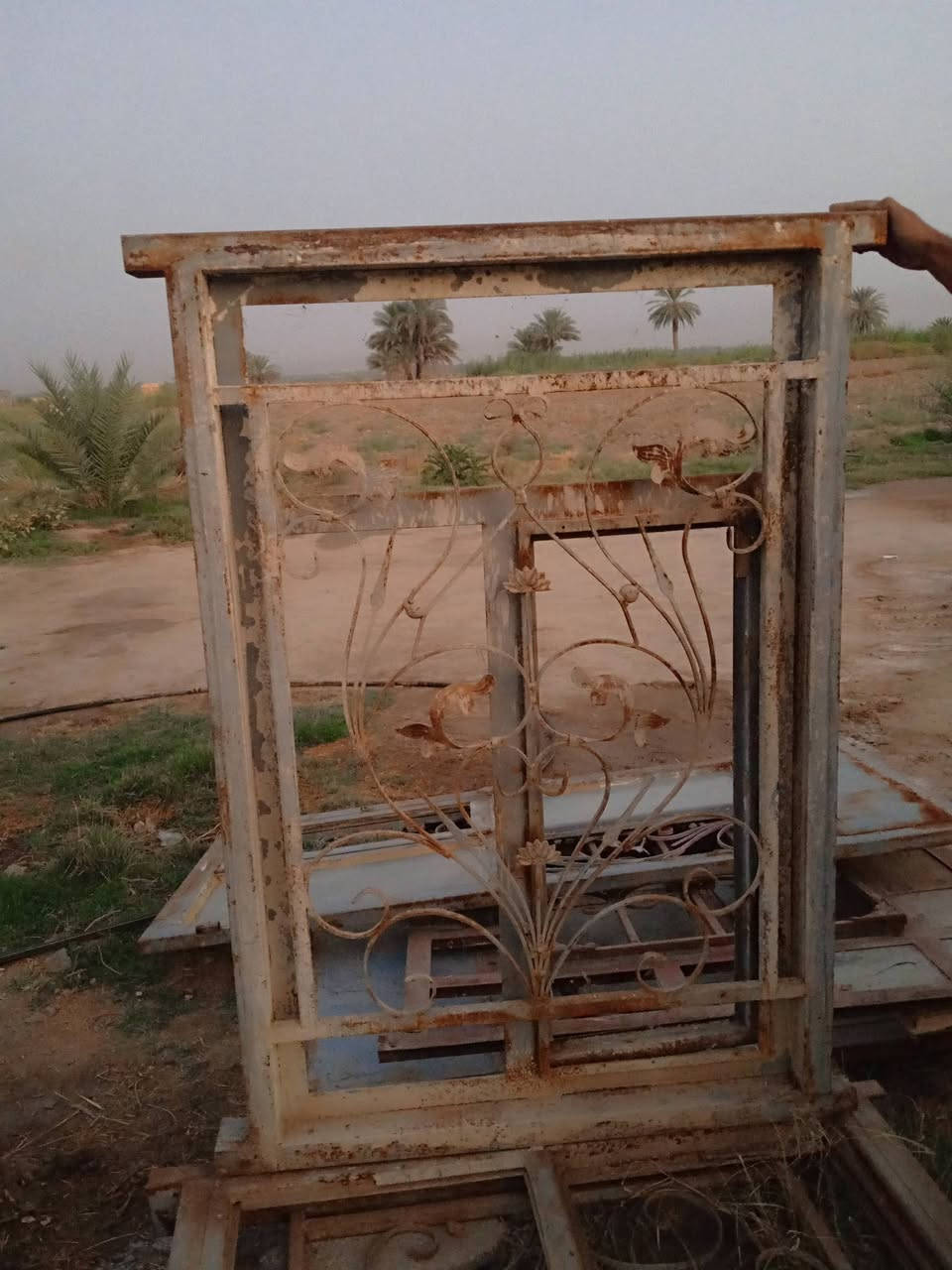 السلام عليكم 
بيبان عدد 2
شبابيك عدد 5
حديد ثقيل مستعمل نضيف للبيع مكان كربلاء طريق النجف عمود 1140 قرب الرابط رقمي *********** قيم بما يرضي الله واتصل
