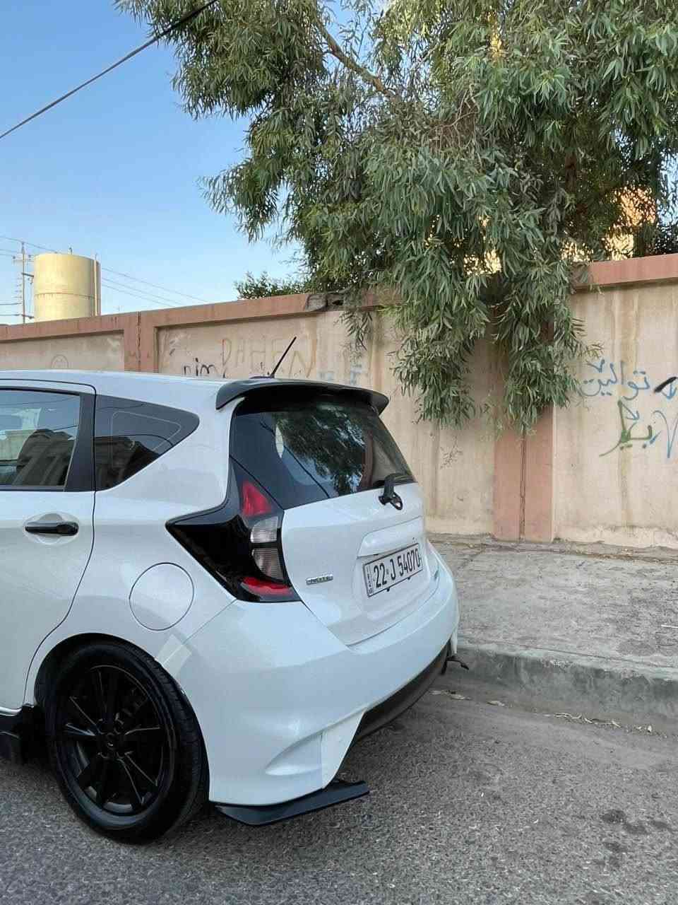 دوو پارچەی هەیە پارچەکان دوو دەرکەی لای سایەق 
جەمپەکی خەفیفی پشتی هەیە ٨٥ مایل رۆشتوە 
مواسەفات فولە SR زۆر خاوێنە سەیارەکە هەموو شتی بە شەرت ٩٦ وەرەقەو مەجالێکی کەم *********** أربيل, العراق
