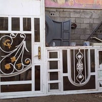 باب وشباك حديد • نظيف جديد • ٢٥٠×٢١٠