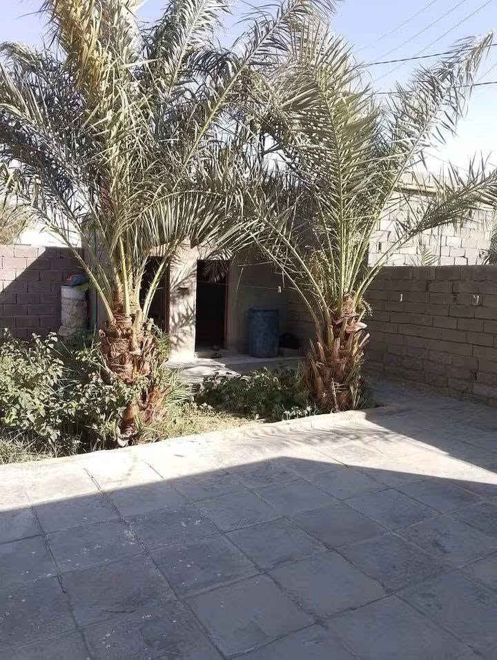 السلام عليكم 
بيت للبيع في حي الحكيم الثانيه 
قرب حسينه ام البنين 
المساحه (420 متر) على شارعين البيت
يتكون من غرف العدد2
وصاله
واستقبال واسع مع طارمه معزولة عن البيت
للاستفسار الاتصال على الرقم 
***********
***********
