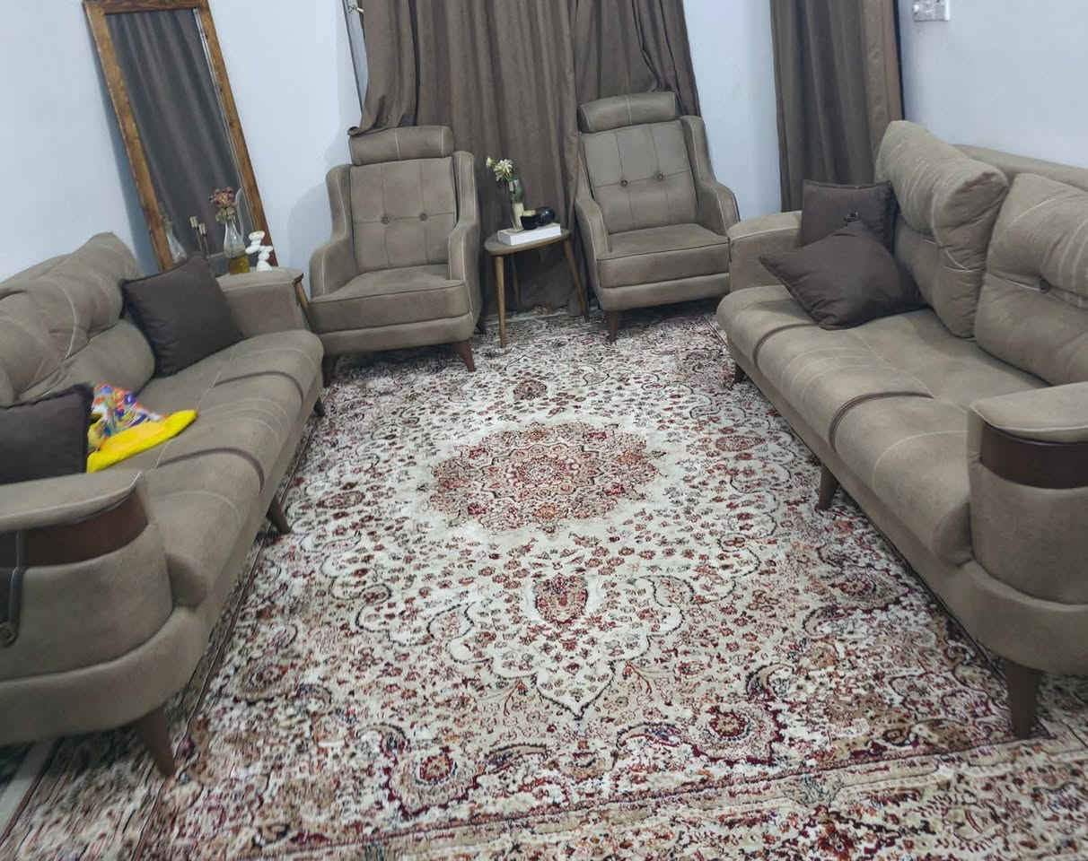 السلام عليكم
للبيع تخم قنفات مع طبلات ميز تلفاز كامل بحالة ممتازة ✨
استخدام مرتب ونظيف جدًا، القماش والإسفنج بحالة ممتازة بدون هبوط أو تمزق.
التخم مريح وتصميمه عصري ويصلح للصالات الحديثة  

الكاونتر مترتين و نص ب٥٠ سم السنك العمق ٦٠ السطح كله مرمر صناعي و الحوض ستيل الارتفاع ستندر الداخل المنيوم خارج hdf نظيف لا يوجد ضرر استخدامه سنة و نص  نوع الالمنيوم سعودي ممتاز مع مايكروويف ومرشحة وطباخ منضدي 
للتواصل ماسنجر او واتساب على الرقم ***********
