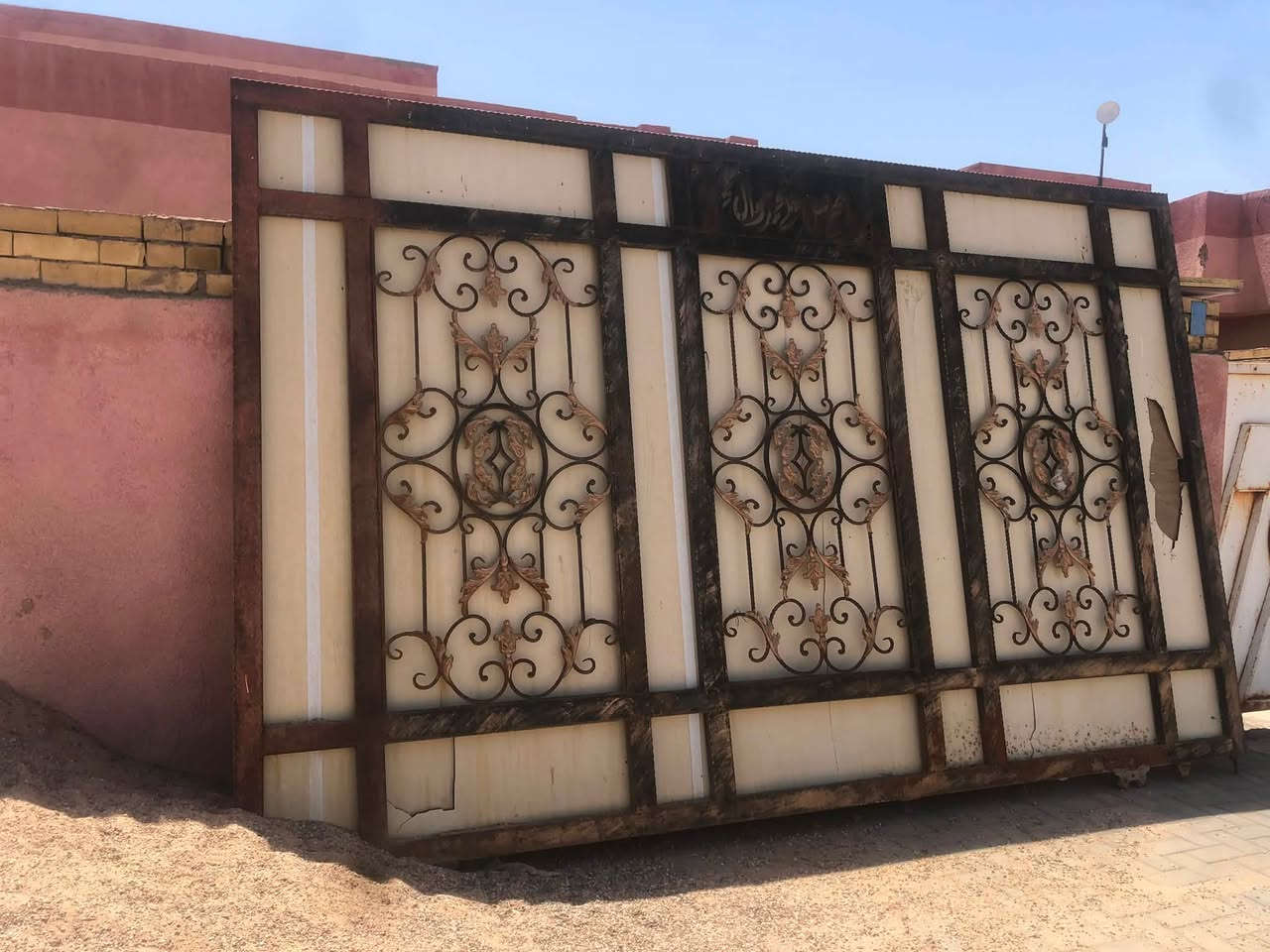 باب سلايت خارجي للبيع
العرض 4 متر 
الارتفاع 2.5 متر 
الباب تفصال و مكلفني هواي الحديد كلش ثقيل وتجي وتشوفه 
السعر 450 الف 
القبله 
***********

