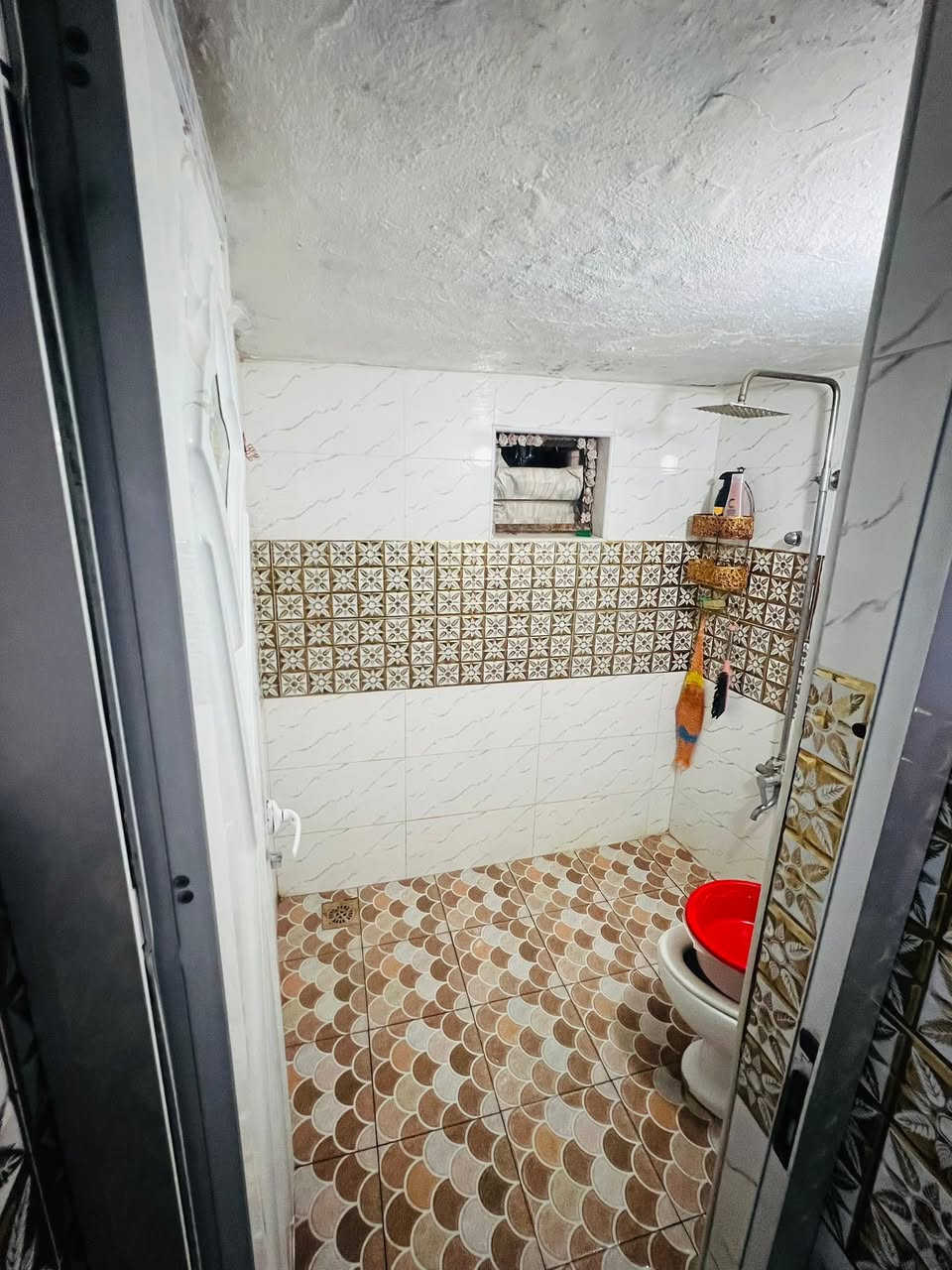 سلام عليكم بيت للبيع واجهة 10 نزال ٢٠ يحتوي علا 5 غرف نوم وستقبال جبيرة وكراج جبير صطح شتايكر عنوان البيت مقابيل شارع  قرب مجمع شهد يرهم مروس بيت 200  اي ستفسار ***********
