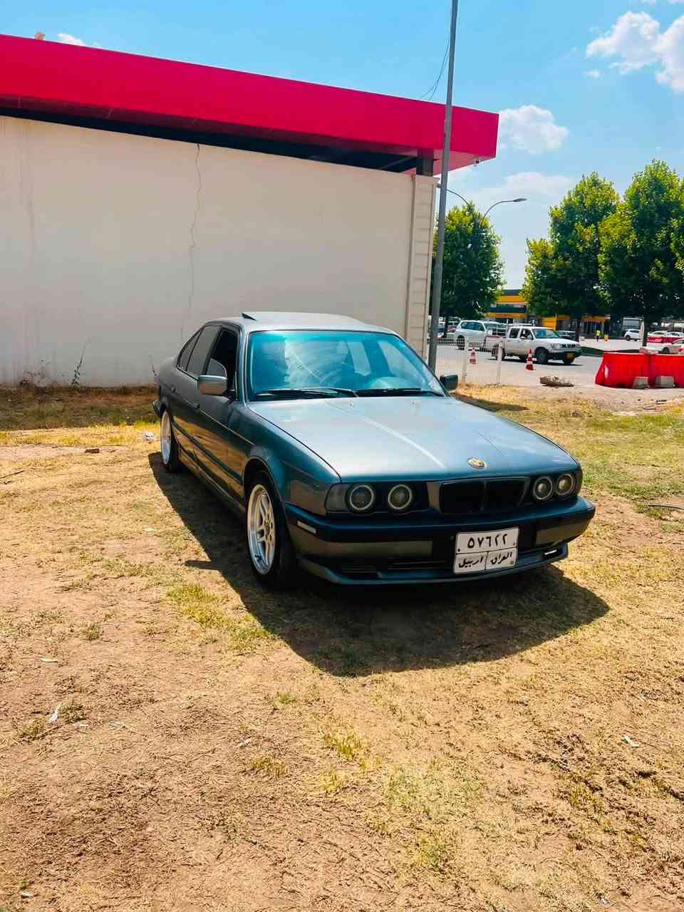 BMW
مؤديل 1990 مةكينه20ي گير عادى دو چاملغي  پيشى گؤراوه زؤر توند و تؤلة بئ مةسرةفه سةيارةكي خاوينه بئ كيشةيه چوار تاو ويلى خاوين لةژيره بؤ زانيارى زياتر پةيوةندي بكةن 

***********
