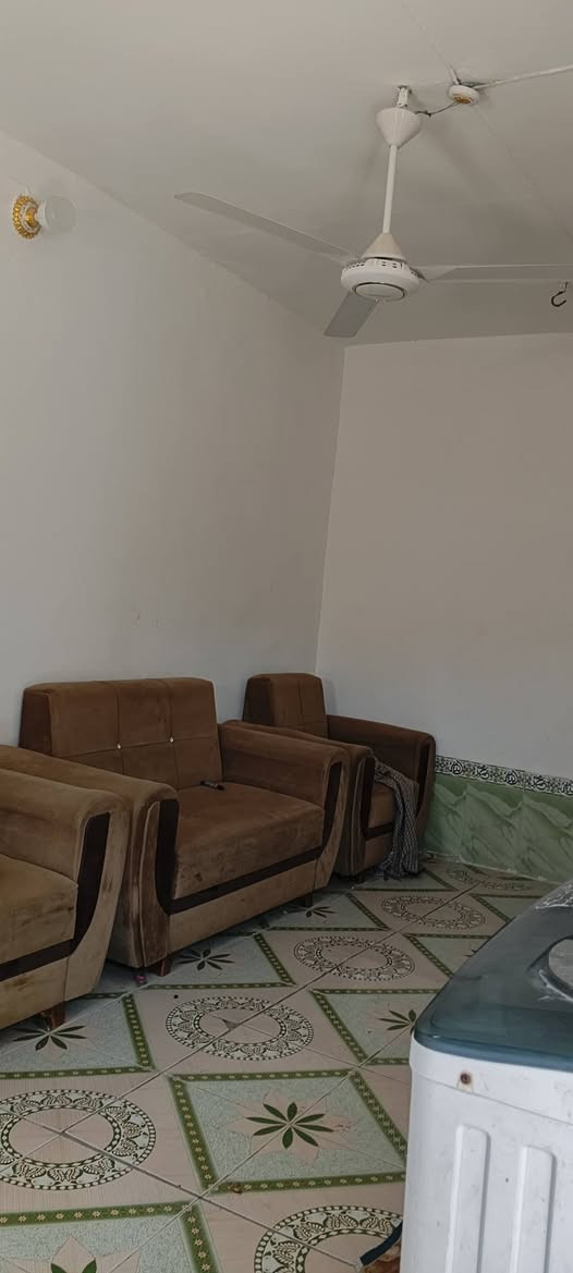 بيت للبيع 125م طابو صرف خدمات فول عكاده وبلوك بس حلو البيت وعالي عن الشارع  بي ثنين غرف  طويريج ام الهوى القديمه بين شارع الباشه وبين شارع النجار وسعر بلاش تصال او رسلني ***********

