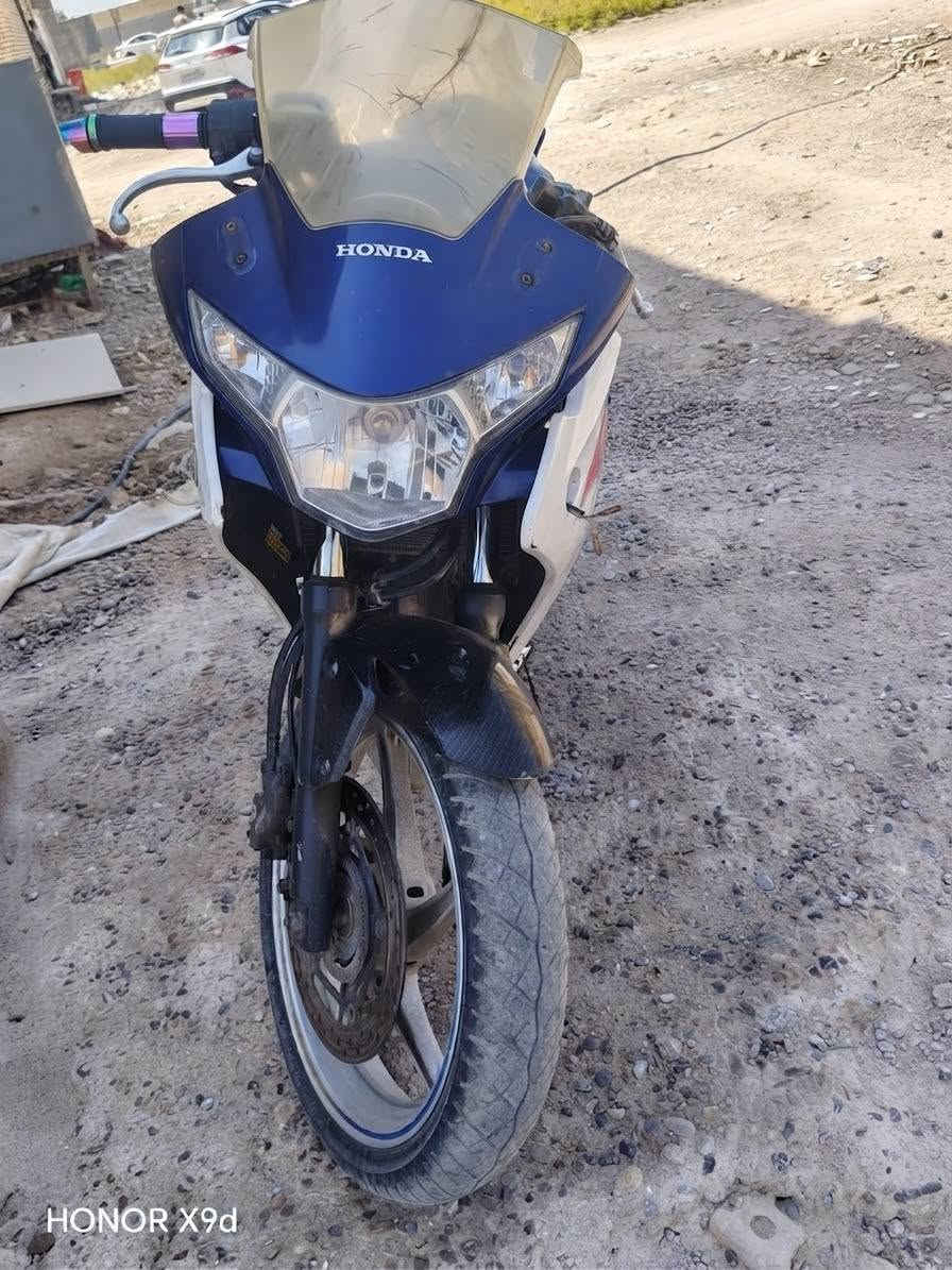 السلام عليكم _ دراجة بطح cbr محرك 250cc  دراجة نضيفه كلشي مابيه  
نظام abc بيه
جاملخات بيها كاربون فايبر حقيقي
وجه كاربون فايبر بيها موجود بس ماشاده ومرايات  هم
مسويلها ادامه كامله
راديتر نظيفه
السعر مليون ونص وبيها مجال    
مكاني بغداد الشعلة  ***********
