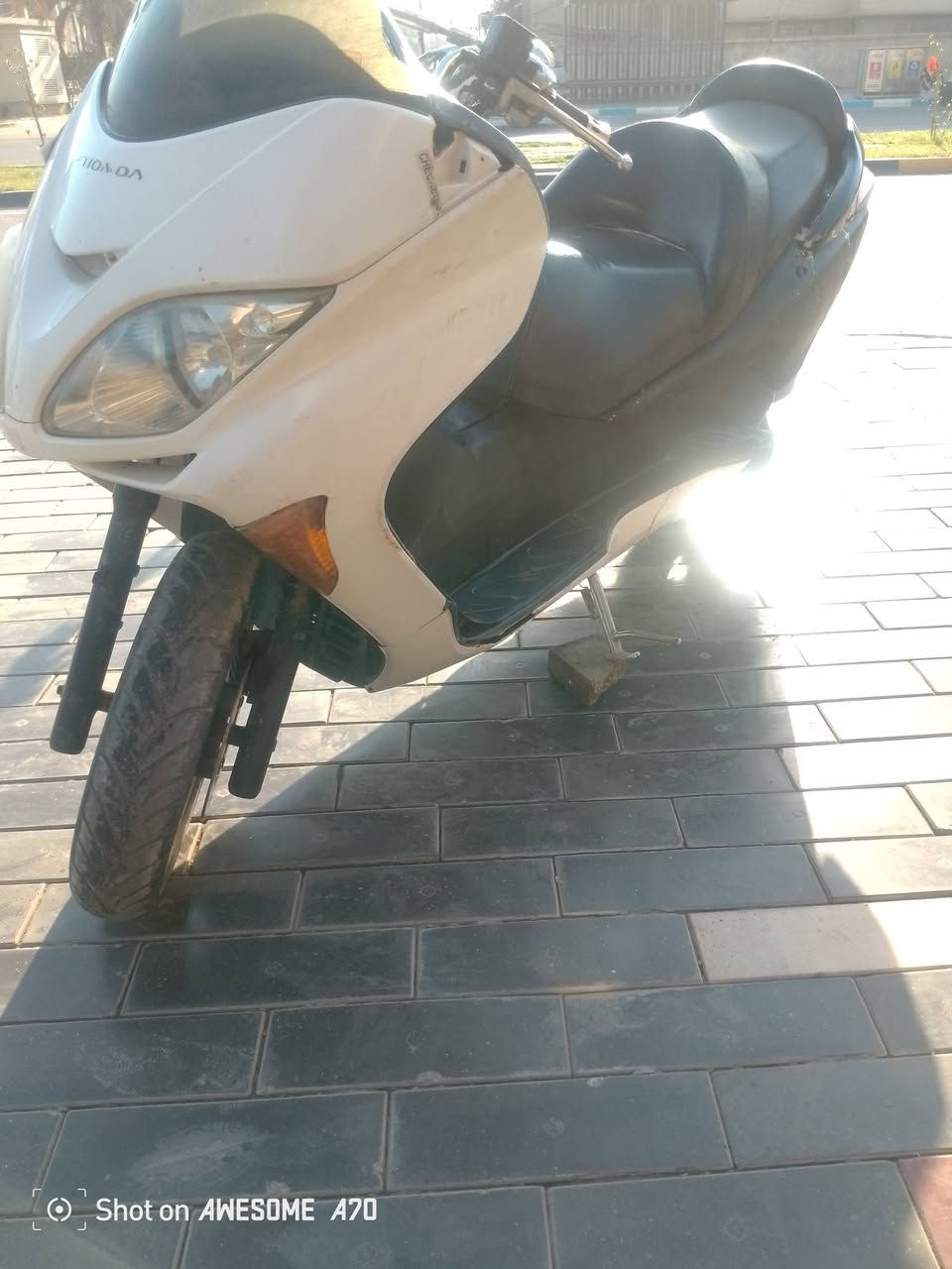 السلام عليكم فورزا 08 للبيع مكاني حله سعر 500بيها مجال قليل دراجه كدامك نضافتها دراجه شغاله وخير من الله كهربائيات شغاله بس كفرات نضافتهن نص *********** مكاتبه فقط

نص مكتوب في الصور:
- Shot on AWESOME A70