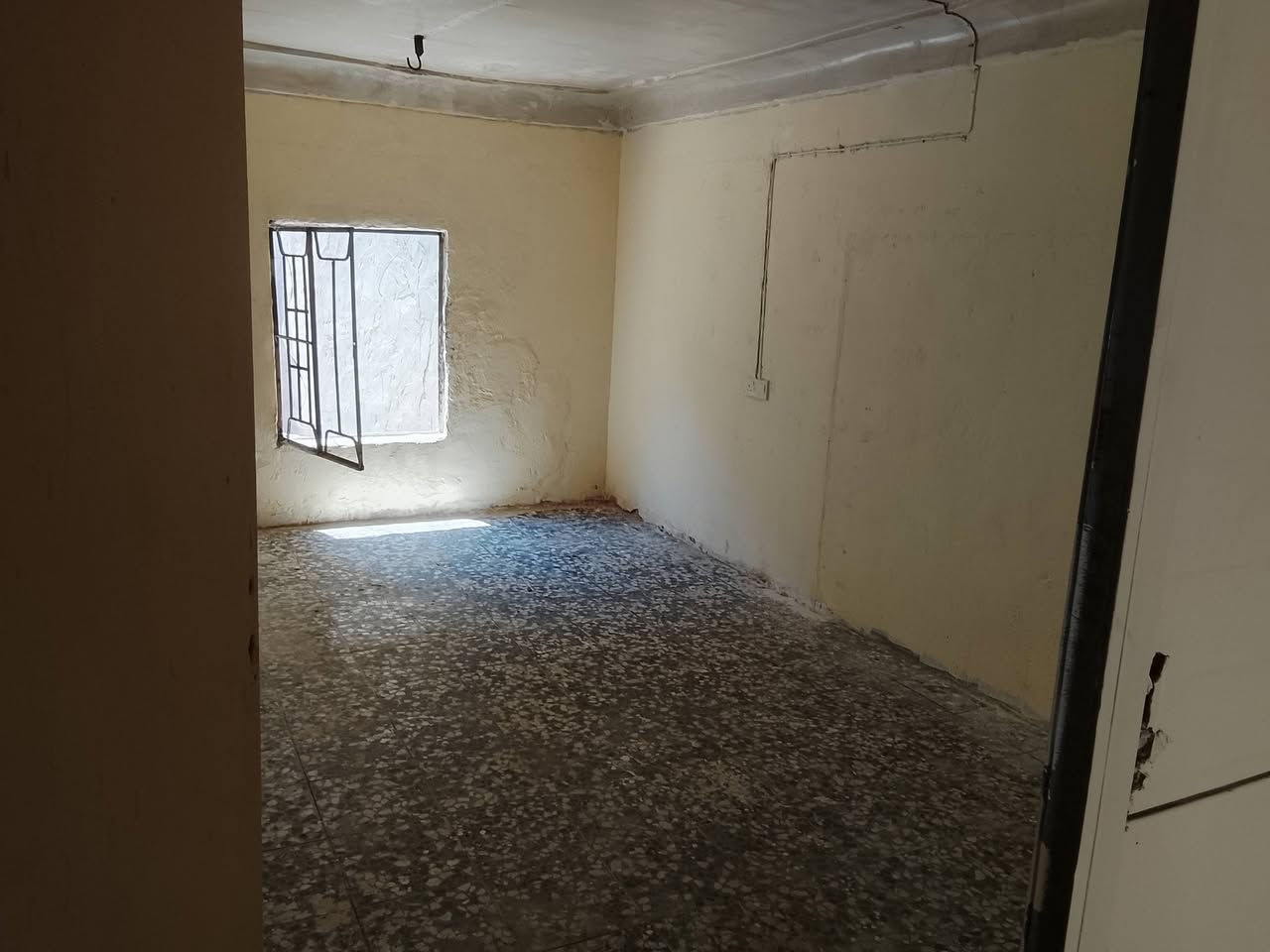 متوفر بيت للايجار المساحه ١٠٠ م يبعد عن مسجد الكوفه ١٠٠م مقابل مدرسة الرافدين الابتدائيه قرب جسر المشاة غرفتين وصاله ومطبخ صغير و مخزن مبلغ الإيجار ٢٥٠ وات ساب ***********
