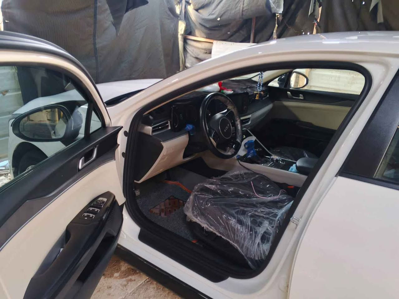 موديل 22مكينه الفين سياره بيه بارد باب بالباب الي بصف السايق قليل وصبغ بجاملغ الخلفي مكينه وكير وحداديه كفاله تخم تاير جديد السياره نضيفه وحلوه الاستفسار *********** ديوانية, القادسية
