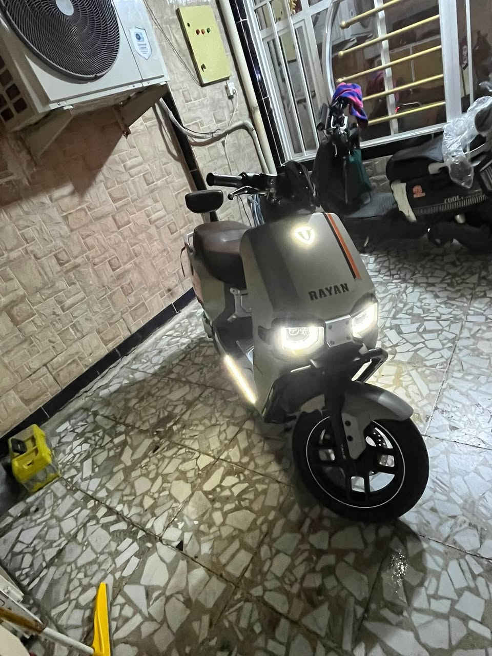 سلام عليكم دراجه ريان وحش الكون vip القهوائي دراجهً خير من الله مواصفات الدراجه
بطاريات 6مسطره 72v

ملف 2000w

لايت عالي وناصي ورماش

أساير يمنه ويسره ورباعي 

سرعه الدراجه 80 حقيقي

نضام البارك 

مثبت سرعه 

بريك امامي خلفي هايدرولك 

نضام ARS

نضام التشغيل بصمه 

ضرر الدراجه فقط الزرف الي موضح بل صوره 

وبيه بصمه واحده 

  المكان الغدير مقابل شقق زيونه 

السعر ١١٠٠ وبيه مجال حك الجيه 

رقم الهاتف ***********
