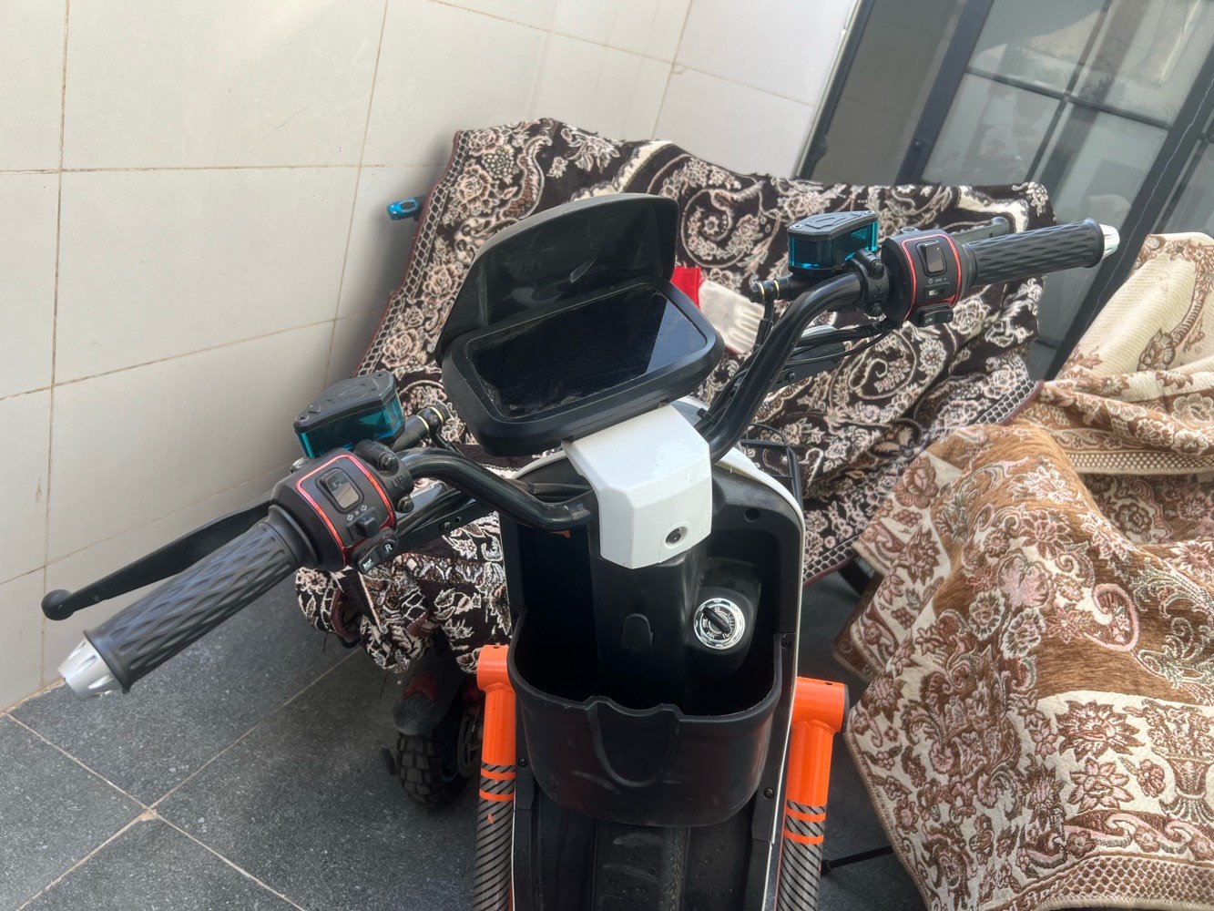 دراجه R9فول مواصفات ترجع بگ لايت عالي ناصي دبل إشاره دبل صندوق تتحمل وزن400كيلو تحمل اربع أشخاص وتمشي طبيعي بدون اي مشكله بطاريات6 سويجات
 كامله العنوان اربيل حي العداله اهلاً وسهلا