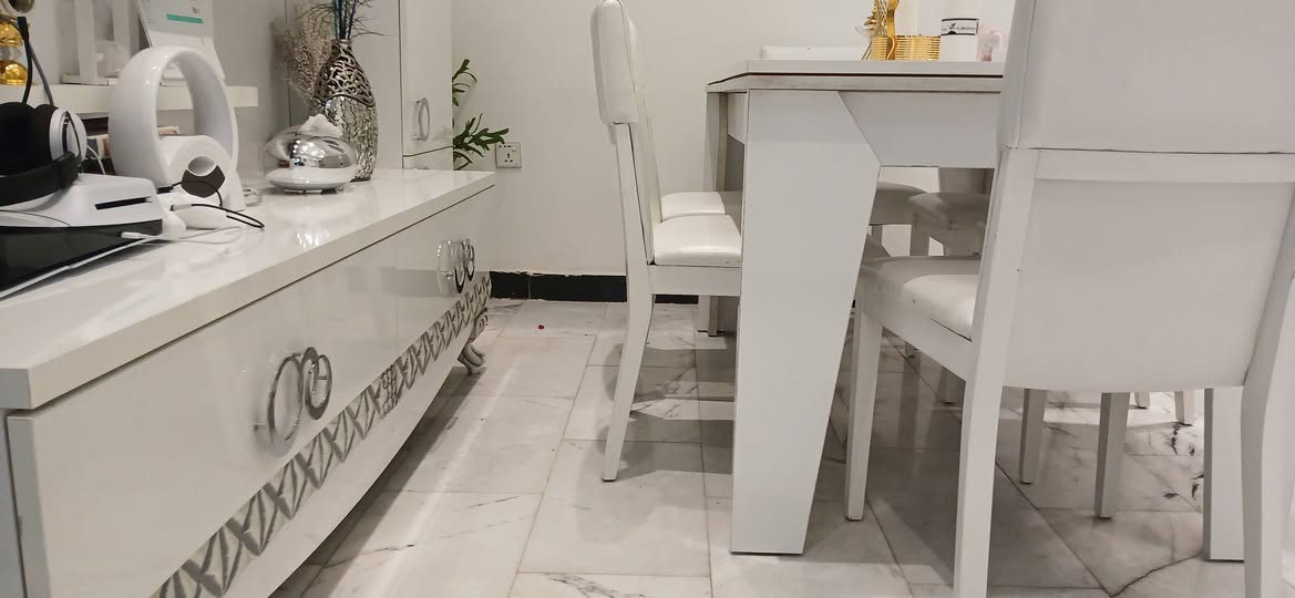 غرفة طعام
ميز سلايت يكبر ويصغر تركي المنشأ

٦كراسي جلد ابيض  خشب ثقيل بلوك 

باترينه بلازمه ثقيل بلوك جرارات سلايد هايدروليكي.

النظافه 100%

عارضه مليون

***********

بغداد الاطباء حي الجهاد
