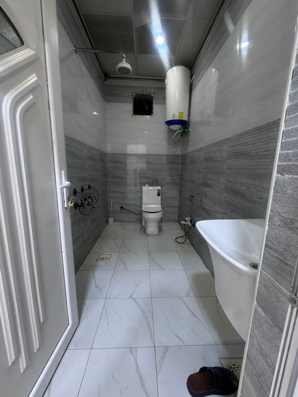 شقه للأيجار في حي المهندسين بنايه حديثه تحتوي على غرفتين صاله مطبخ  مجموعه صحيات +مصعد سعر 600مع الماء الكهرباء للتواصل على رقم***********
