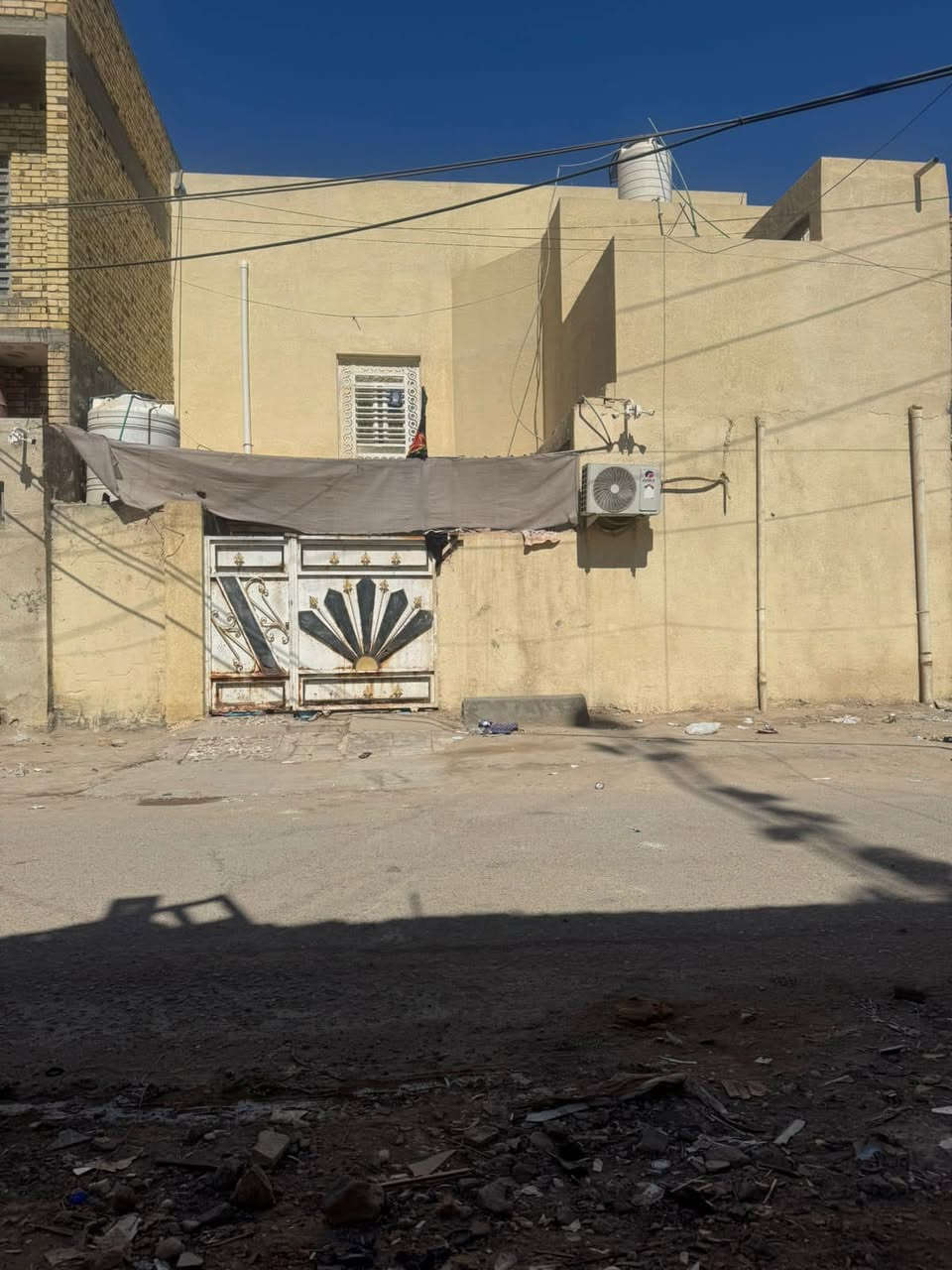 بيت للبيع حي العسكري قرب جامع مسلم بن عقيل 125 متر مربع طابقين عكادة بي 4 غرف السعر 95 وبي مجال الاستفسار***********
