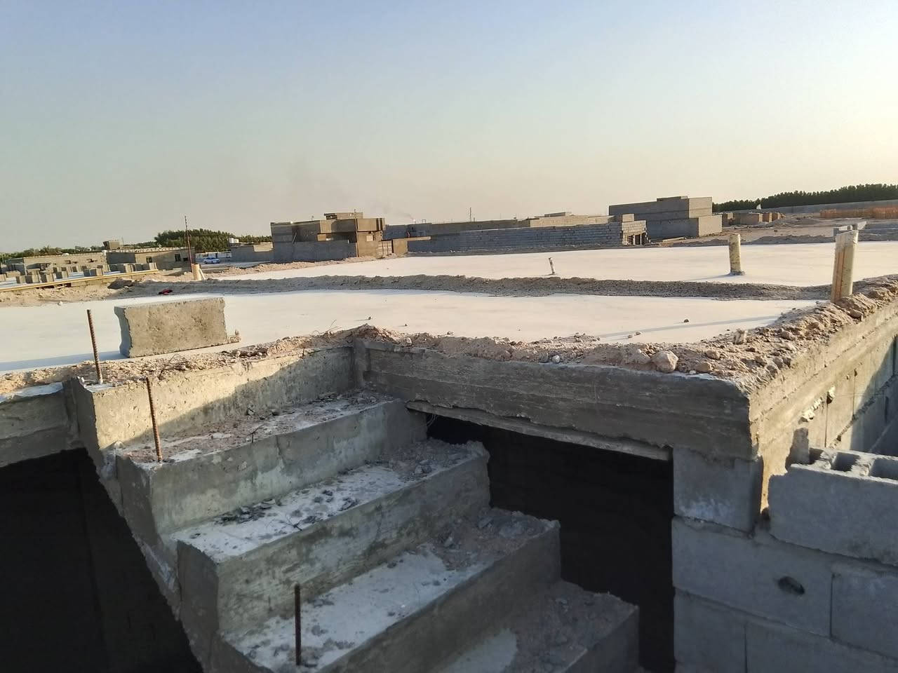 السلام عليكم بيت للبيع مساحه 200 يحتوي على غرف ثنين بمساحه 5/4 وحمامات ومطبخ 4/4 ومناور ثنين وبيه مساحه ايضا مثل ما موضح بصور البيت بناء درجه اولى موقعه  شارع النرجس بضهر مزرعه علي شداد الفارس قريب ع جامع غزه سعره 30 وبيه مجال قليل ***********
