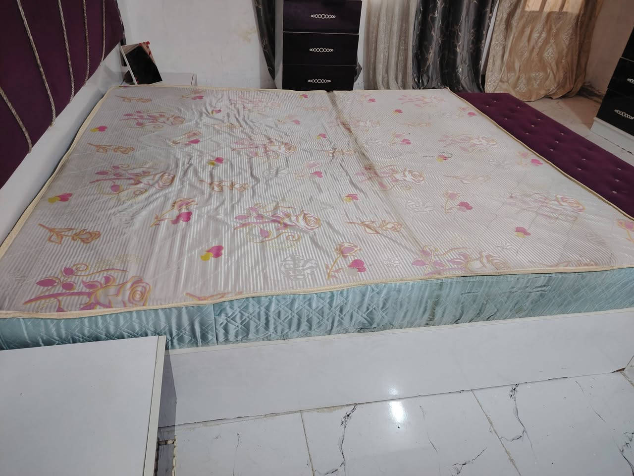 دوشك نظيف جديد مترين طول ب180 عرض أخذته ب150 رايده من الاخير 75 تجي وشوف بعينك *********** عنواني الزعفرانيه
