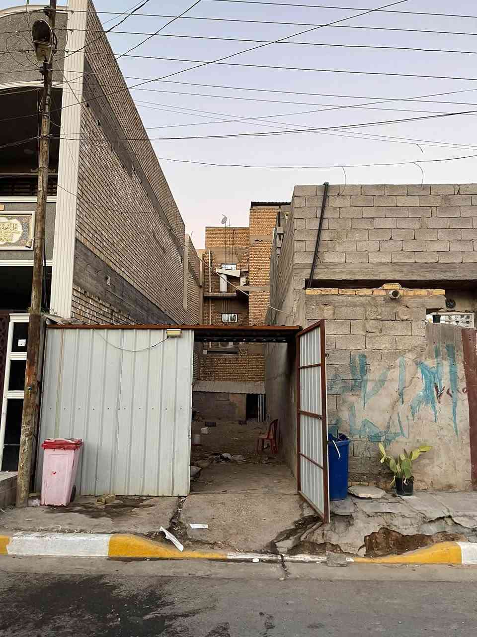 قطعة أرض  للبيع
المساحه : 75 متر 

 الواجهة: 3.75 متر (أربعة إلا ربع)
 النزال: 20 متر

 الموقع: منطقة 26 - قرب شارع الحشد تبعد عن شارع الحشد 50 متر 

بضهرها سايدين العشرين يطلعن على سايدين جامع النور 
السعر: 33 مليون  

📞 للاستفسار والتواصل: ***********

