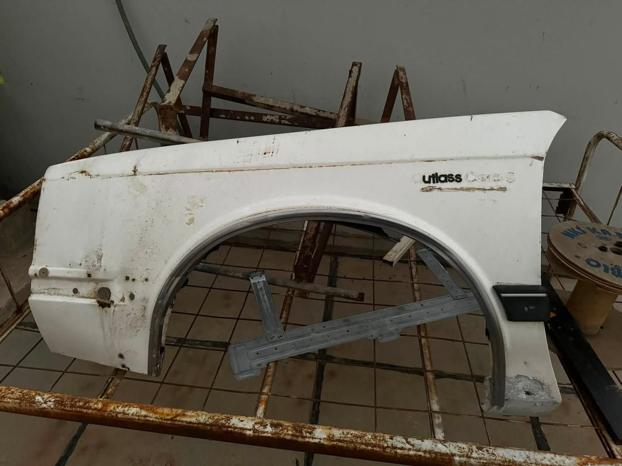 سلام عليكم عندي بابين سكن مع جاملغ جهه السايق للبيع شلونها بالصور هيجي كاملات باب الخلفي بس نقص برده السعر 125 الف اليريد يراسل خاص العنوان كركوك او يتصل***********
