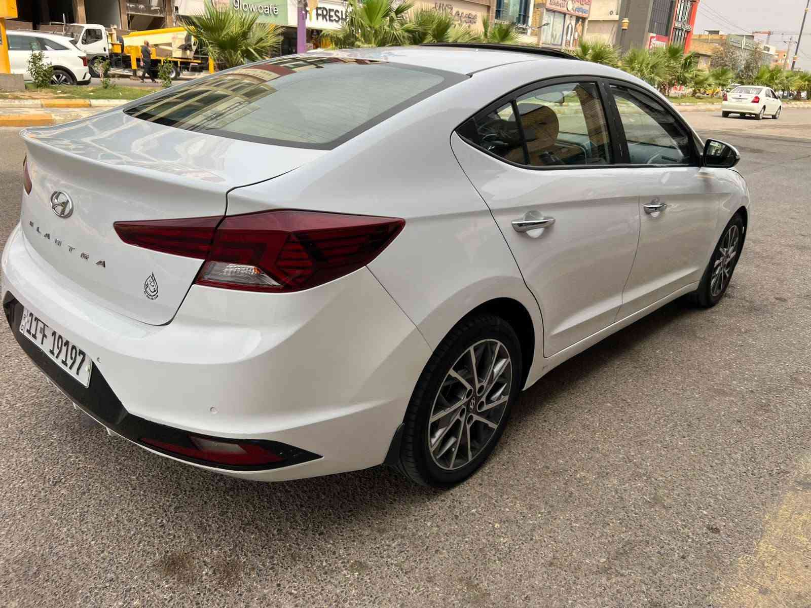 السلام عليكم 
النتره 2019 خليجي فول مواصفات بصمه فتحه واحد على واحد رقم بغداد تحويل مباشر السيارة بيها صبغ جاملغ وباب وبيها طرف لبنيد هم صبغ والباقي كفاله حتى من البارد جاهزة من كلشي 
السعر 133 وبيه مجال بسيط الشراي يتصل وبلخدمه *********** مكان السيارة ناصريه مركز
